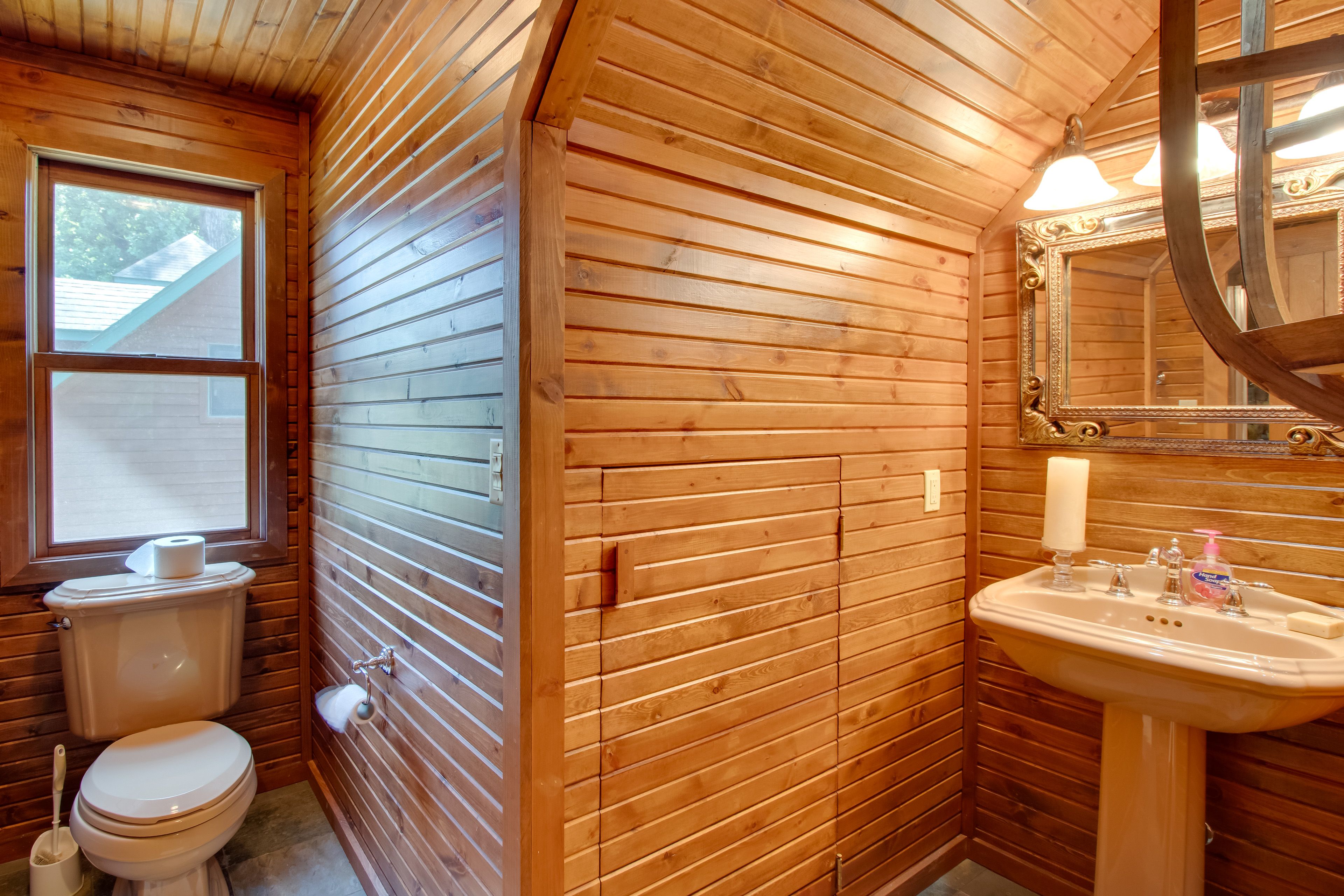 Studio | Full Bathroom | Towels Provided