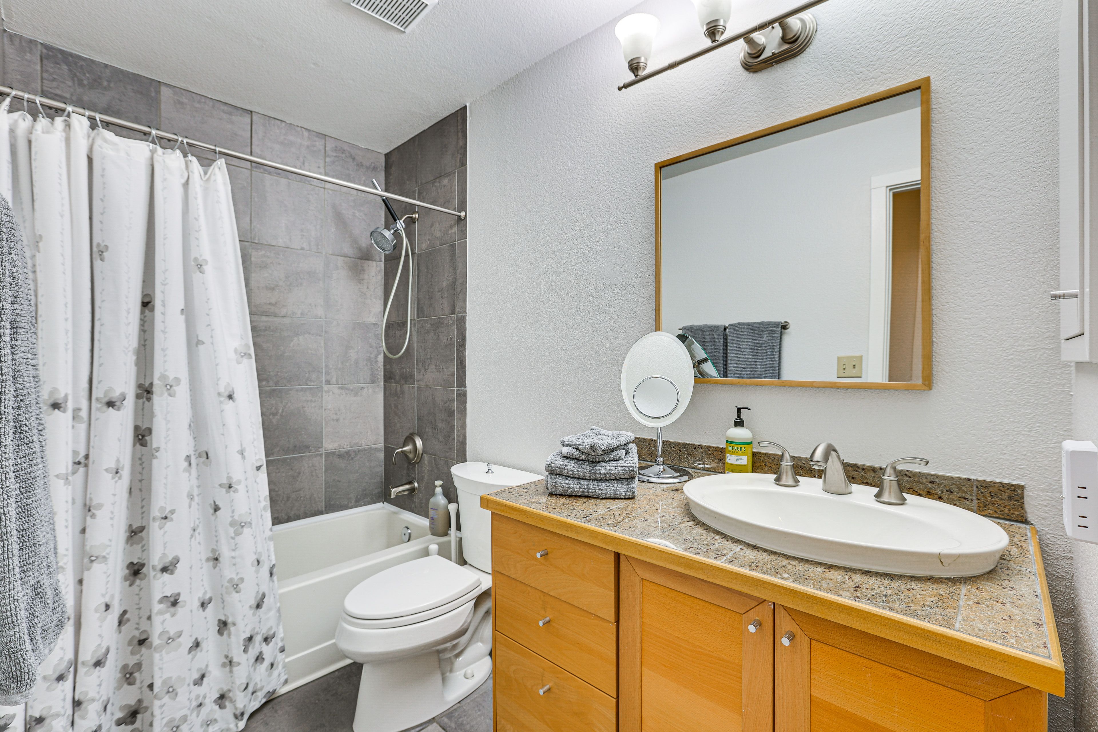 Full Bathroom | Shower/Tub Combo