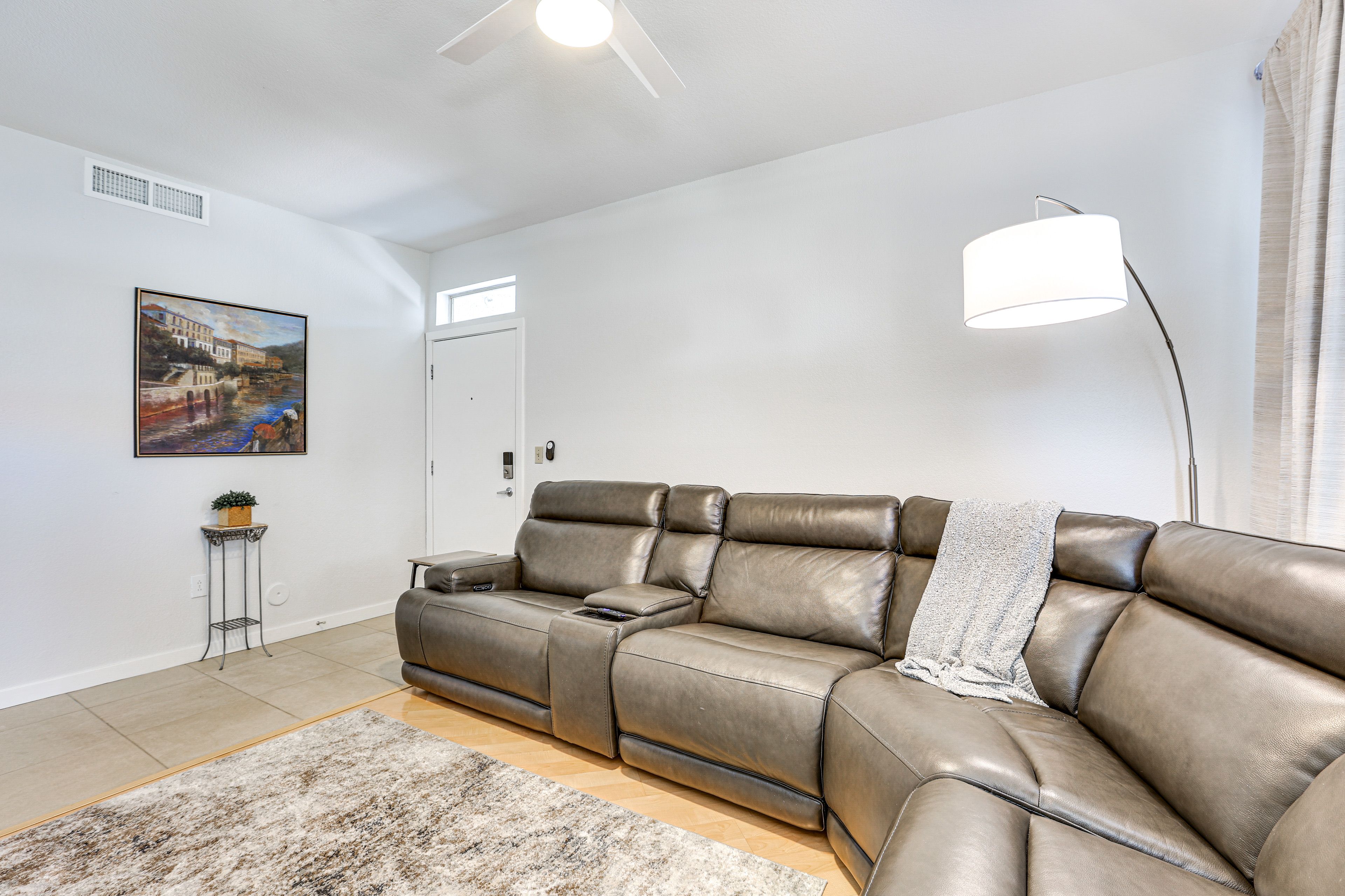 Living Room | Free WiFi | Smart TV