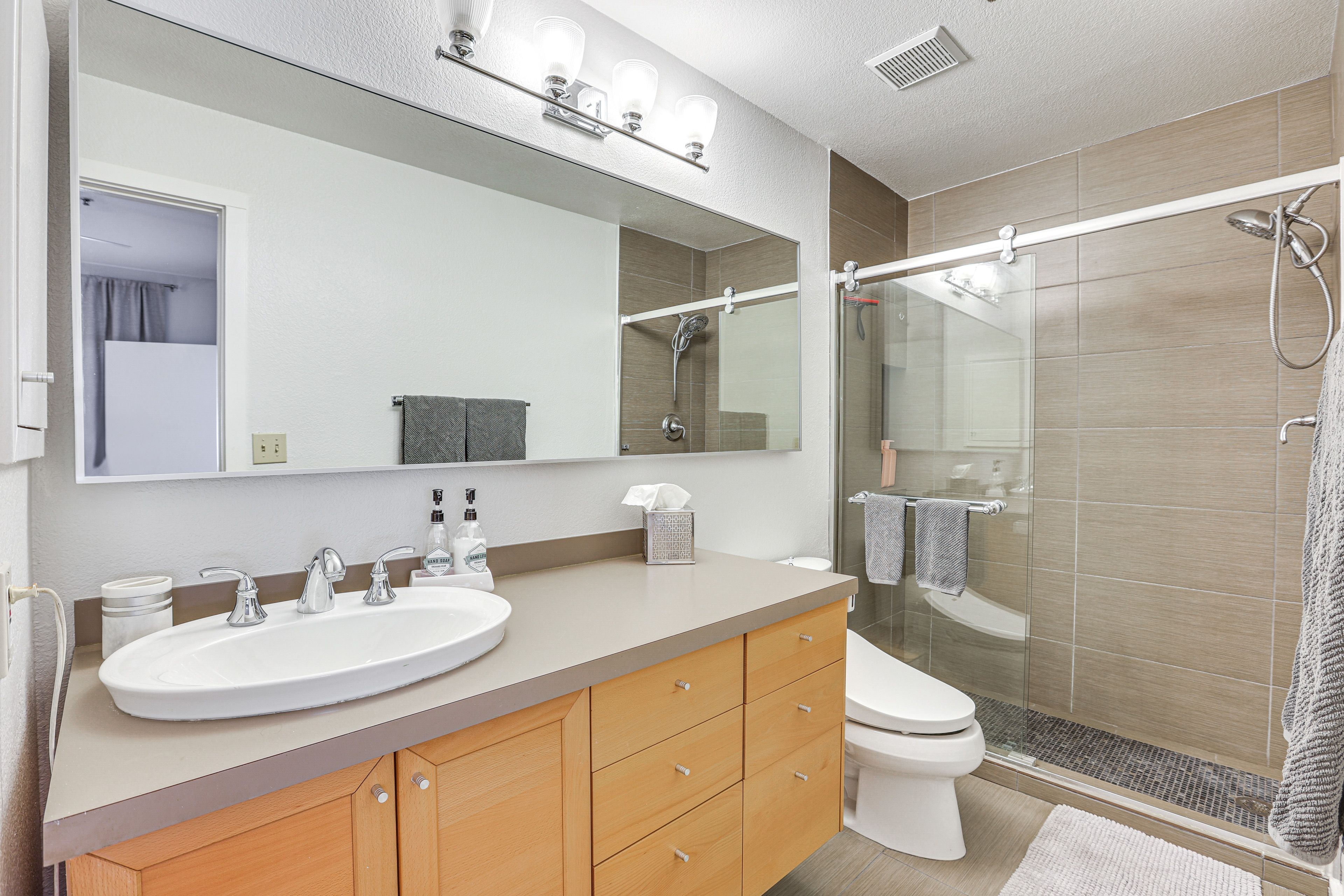 Full Bathroom | Towels Provided
