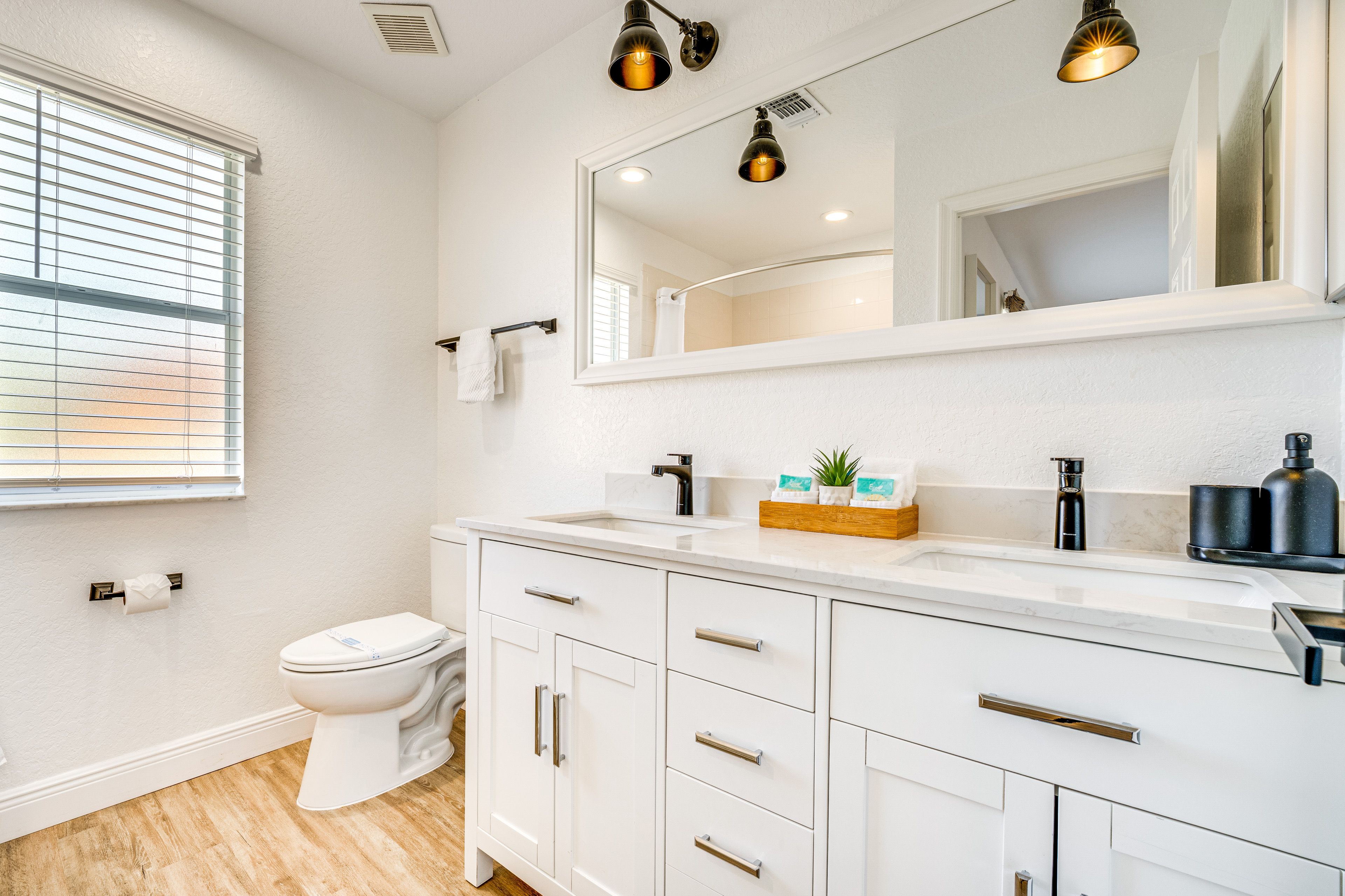 Full Bath | Towels | Hair Dryer | 2nd Floor
