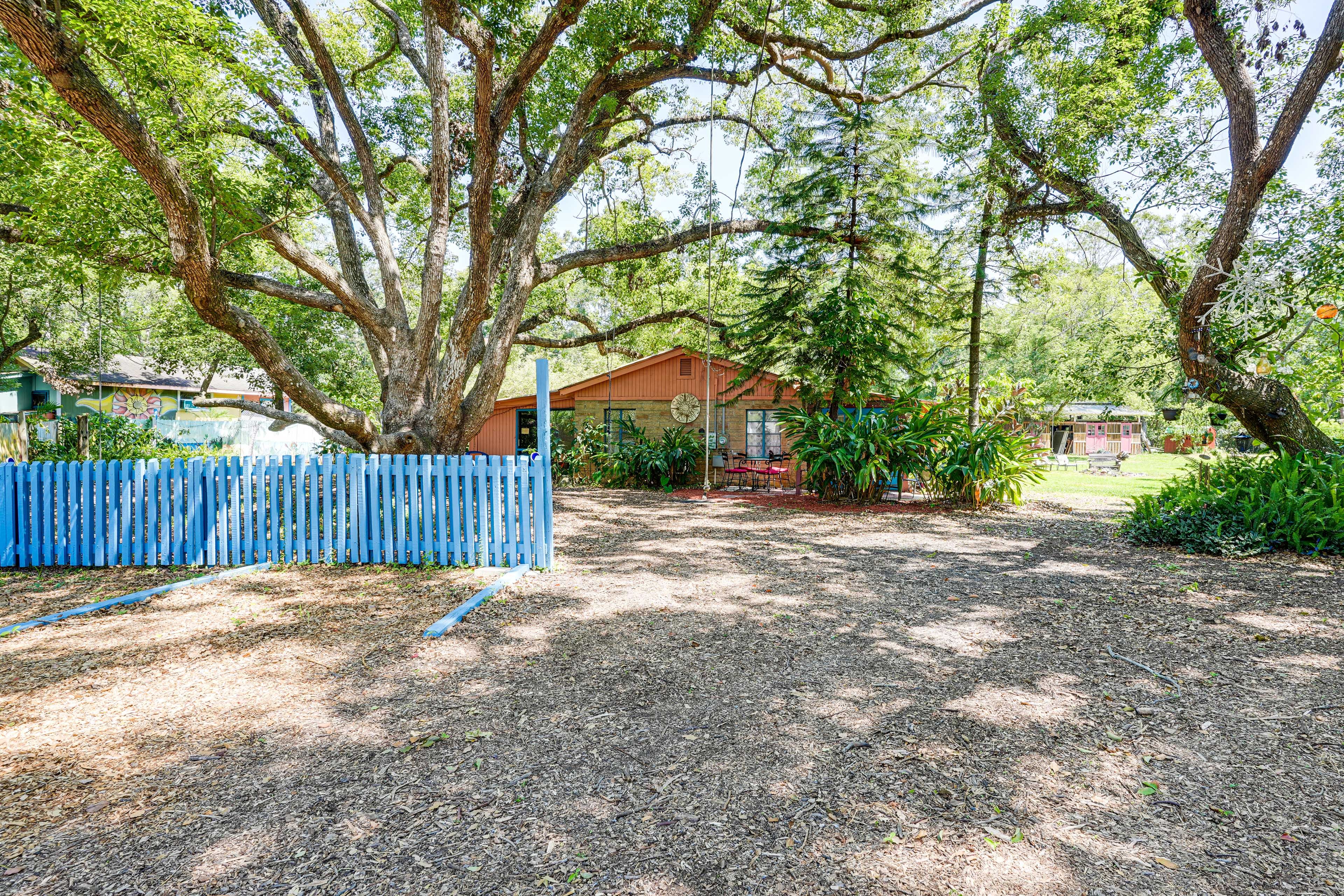Parking | Driveway (1 Vehicle) | Dirt Road (Open Parking) | Trailer Parking