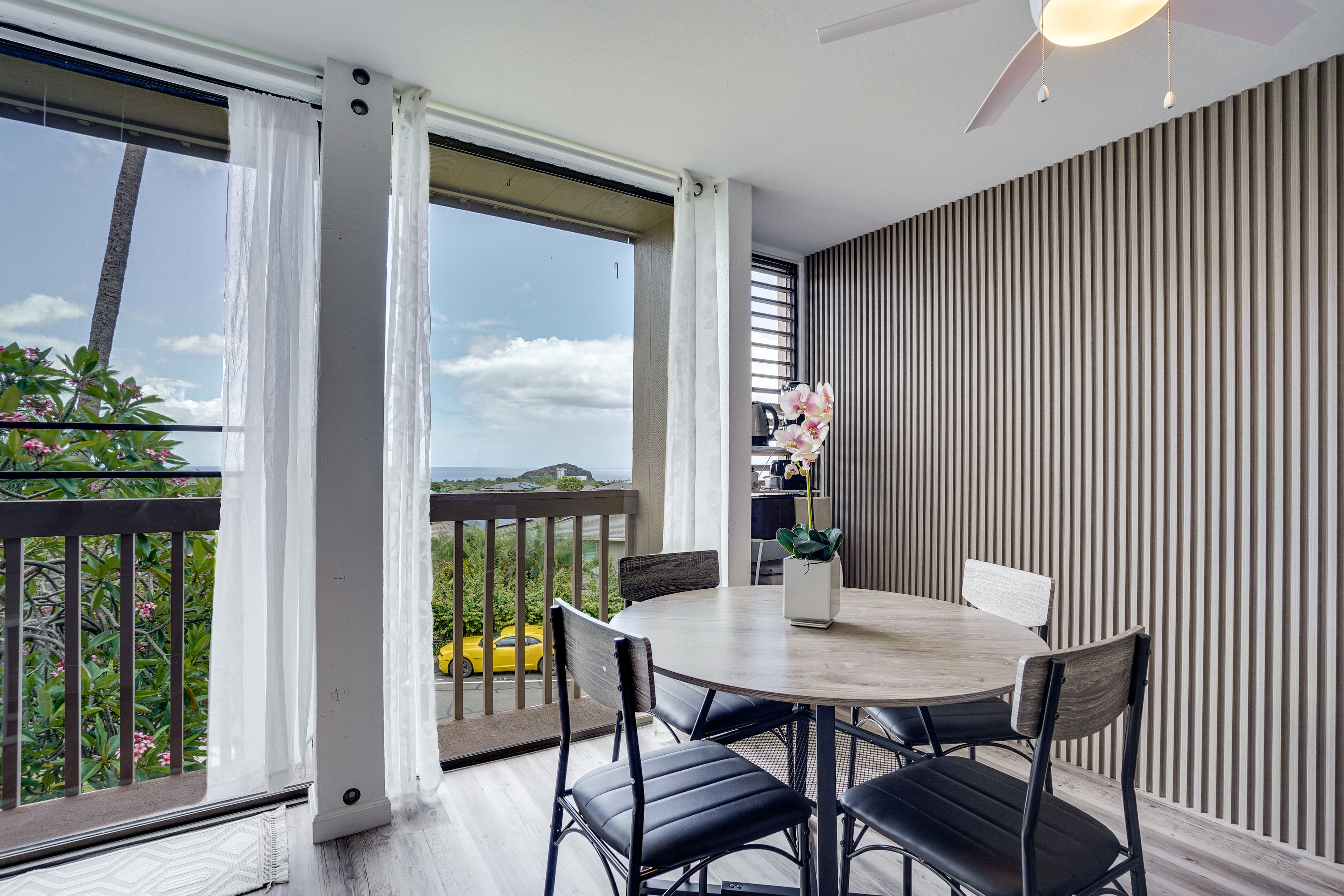 Dining Area | Dishware/Flatware Provided