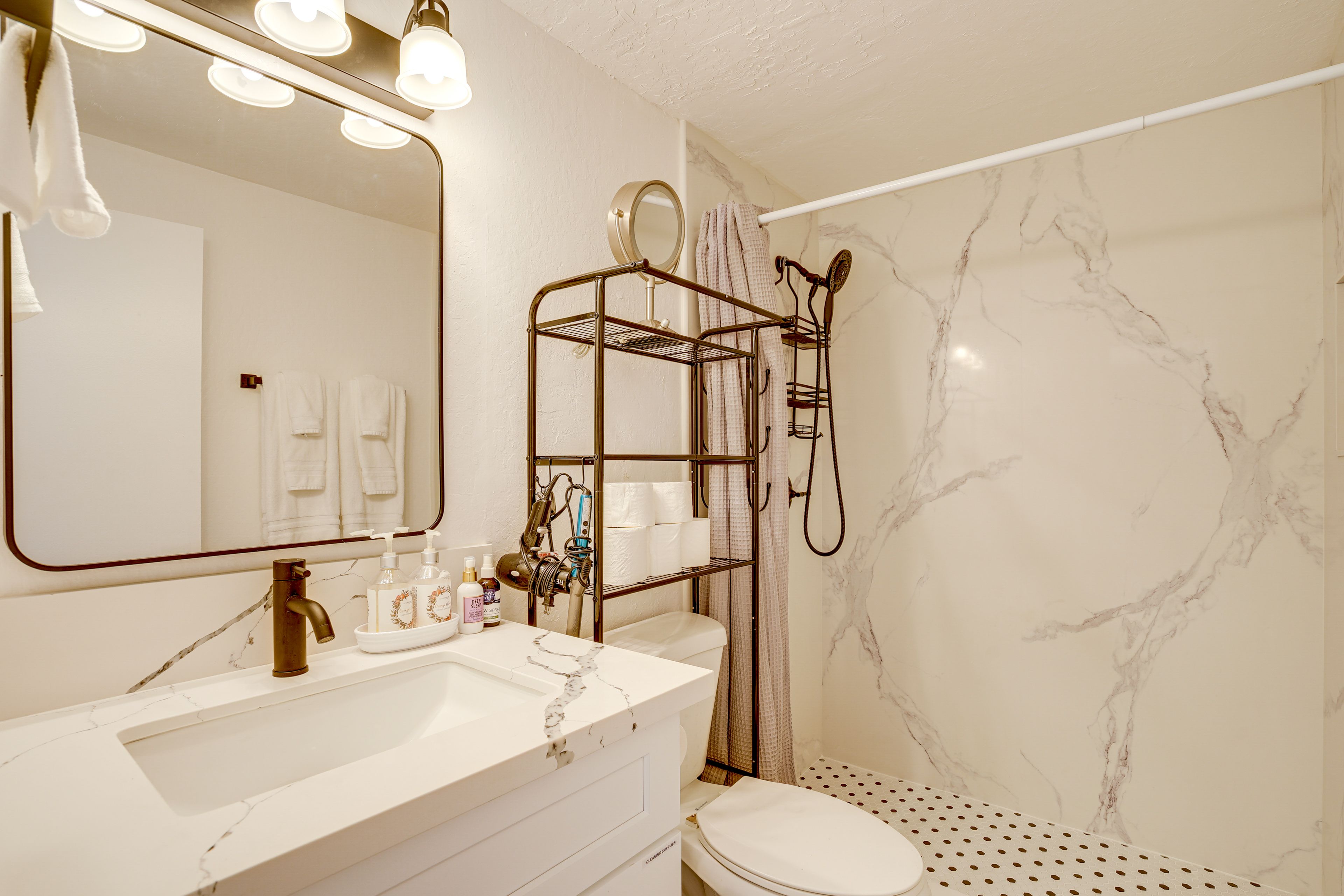 Full Bathroom | Towels Provided