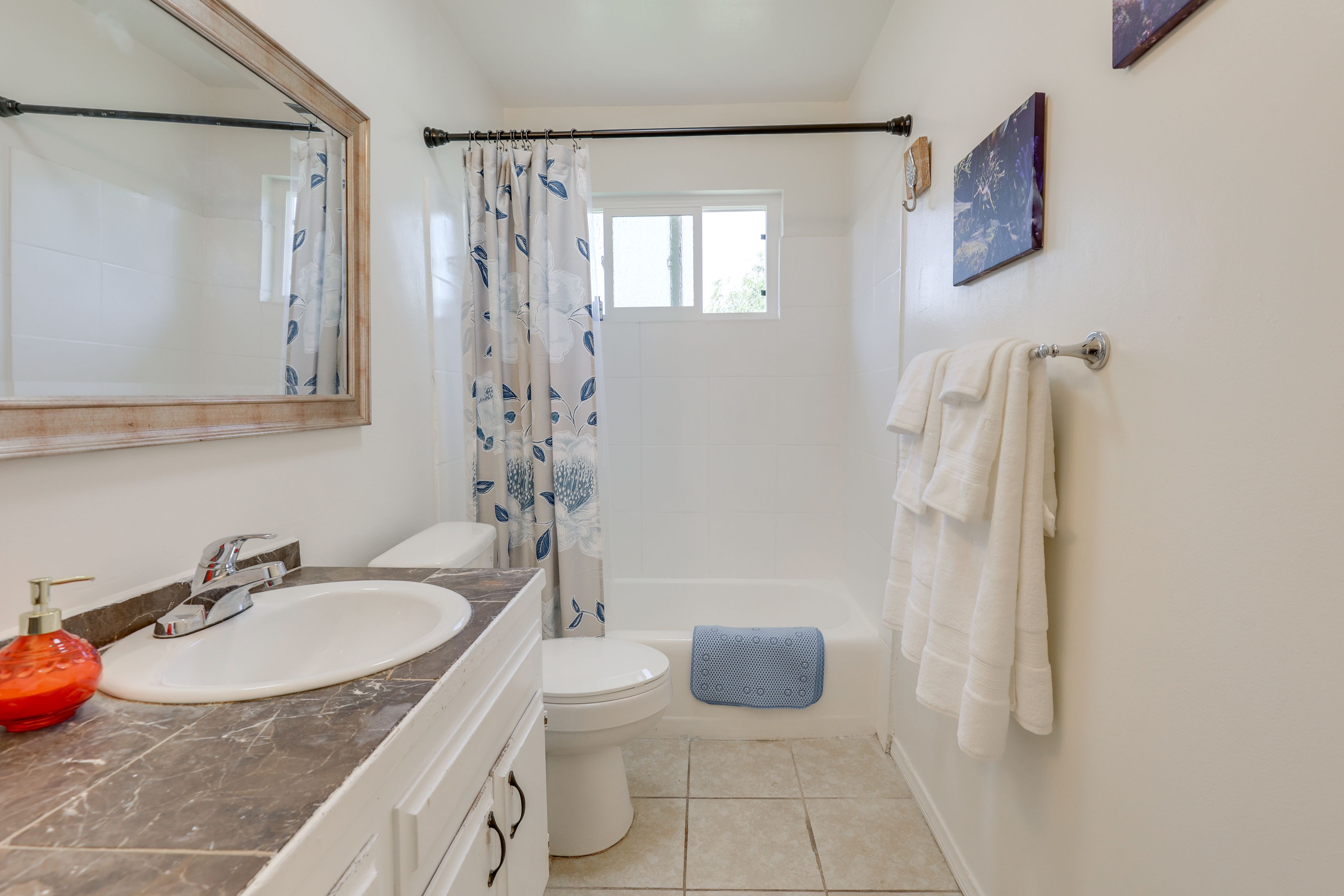 Full Bathroom | Towels Provided