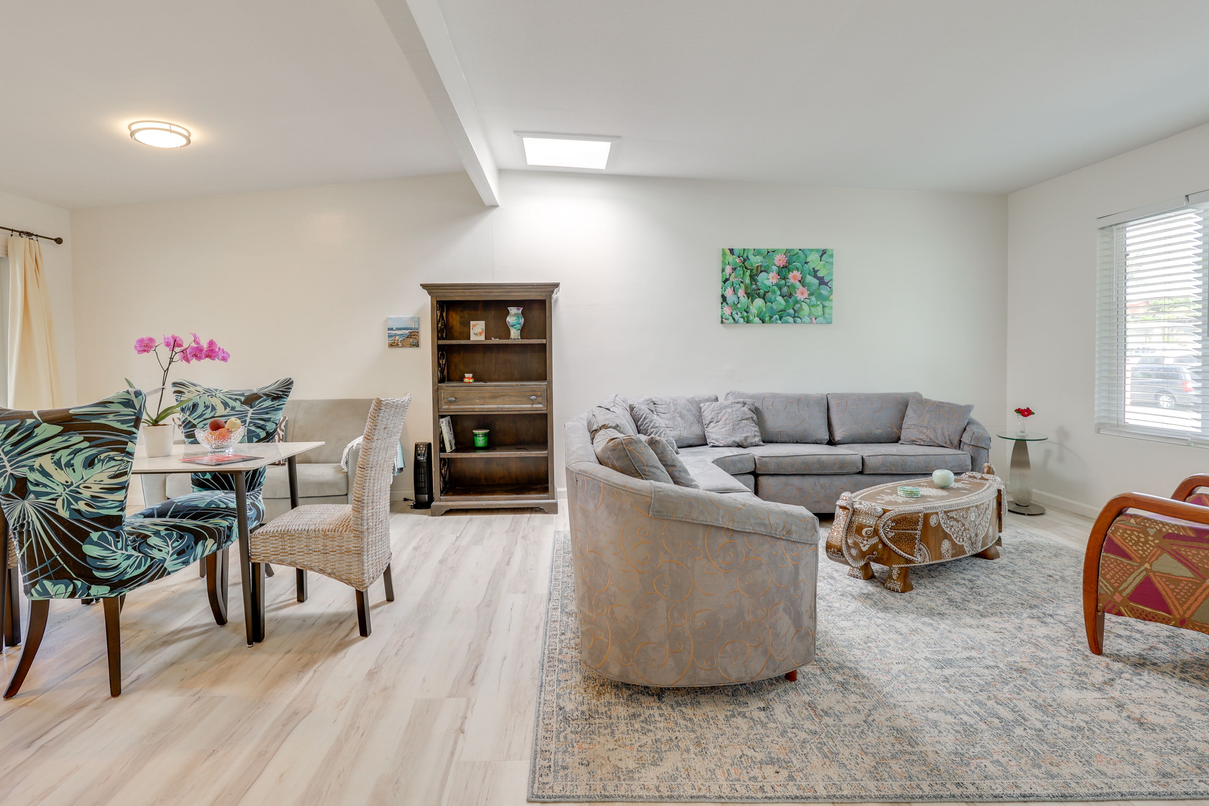Living Area | Dining Table