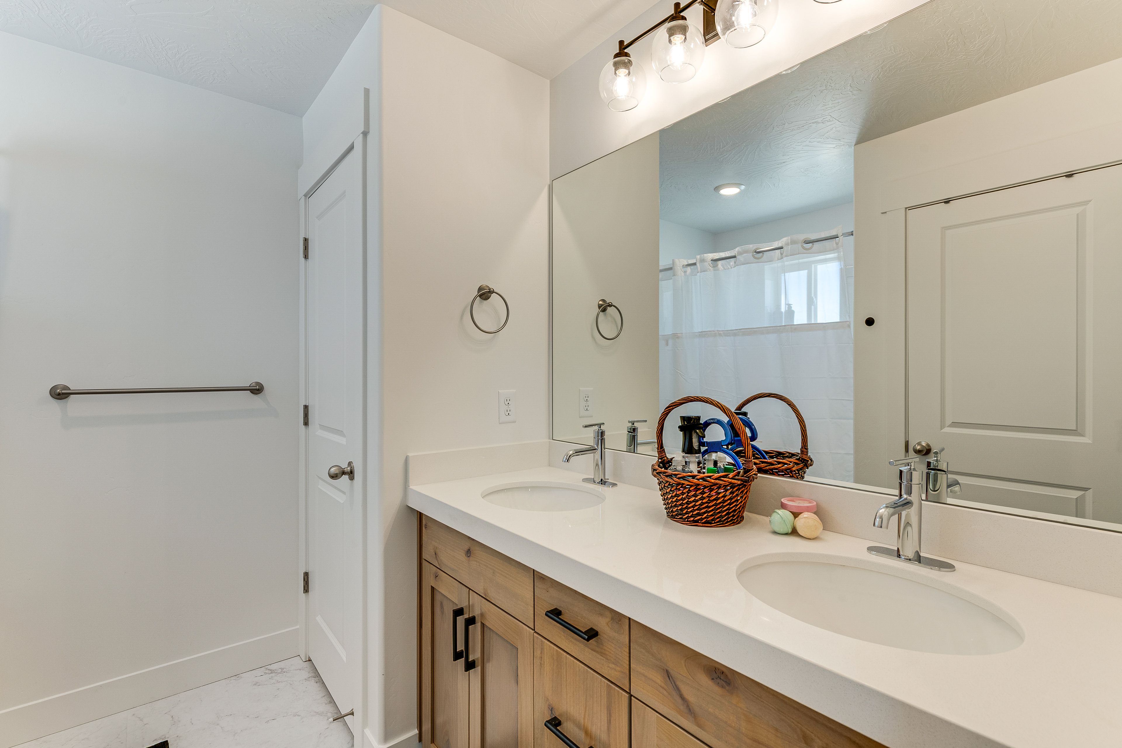 Full Bath | 2nd Floor