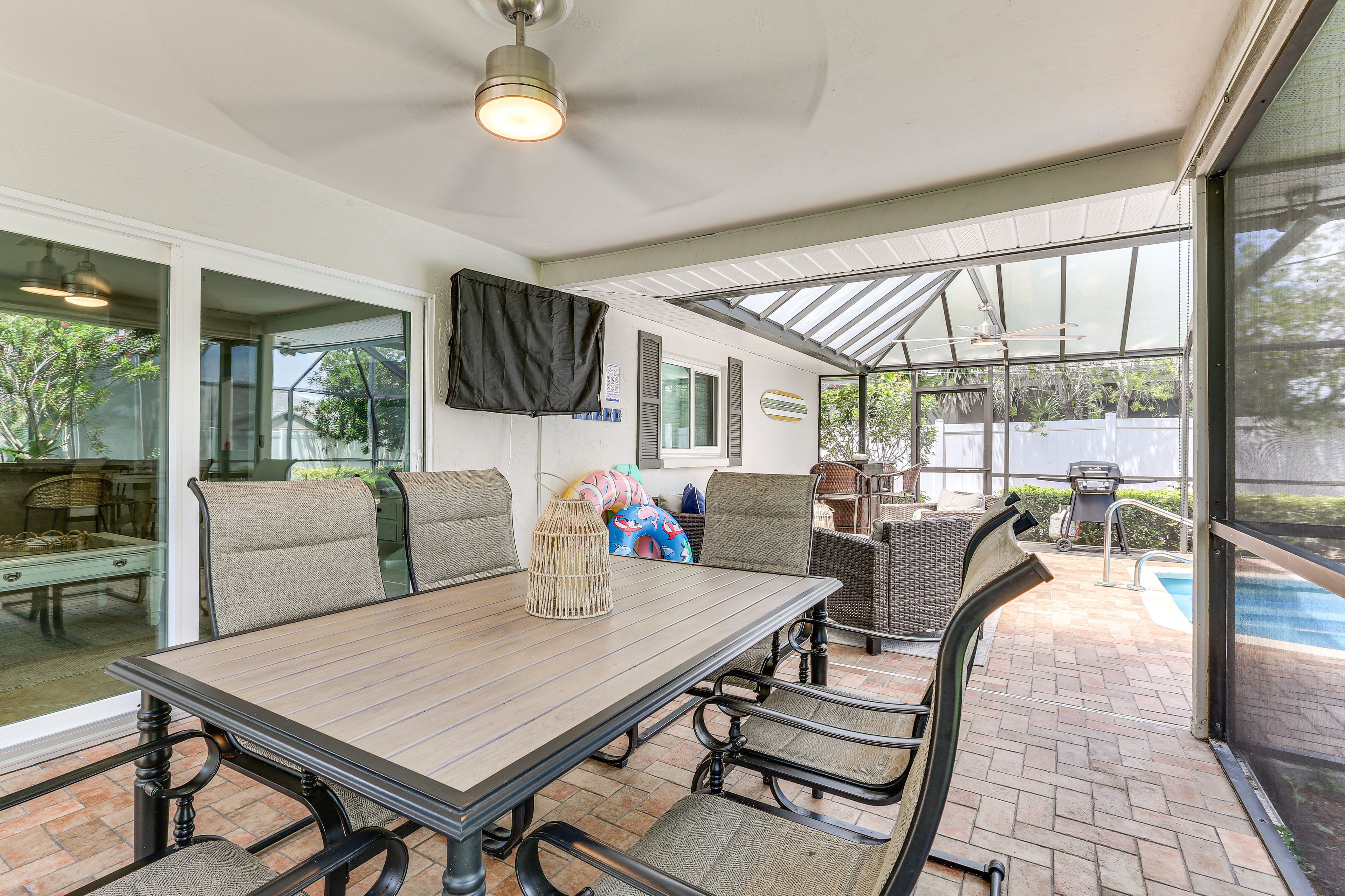 Screened-In Lanai | Dining Areas | Seating | Gas Grill