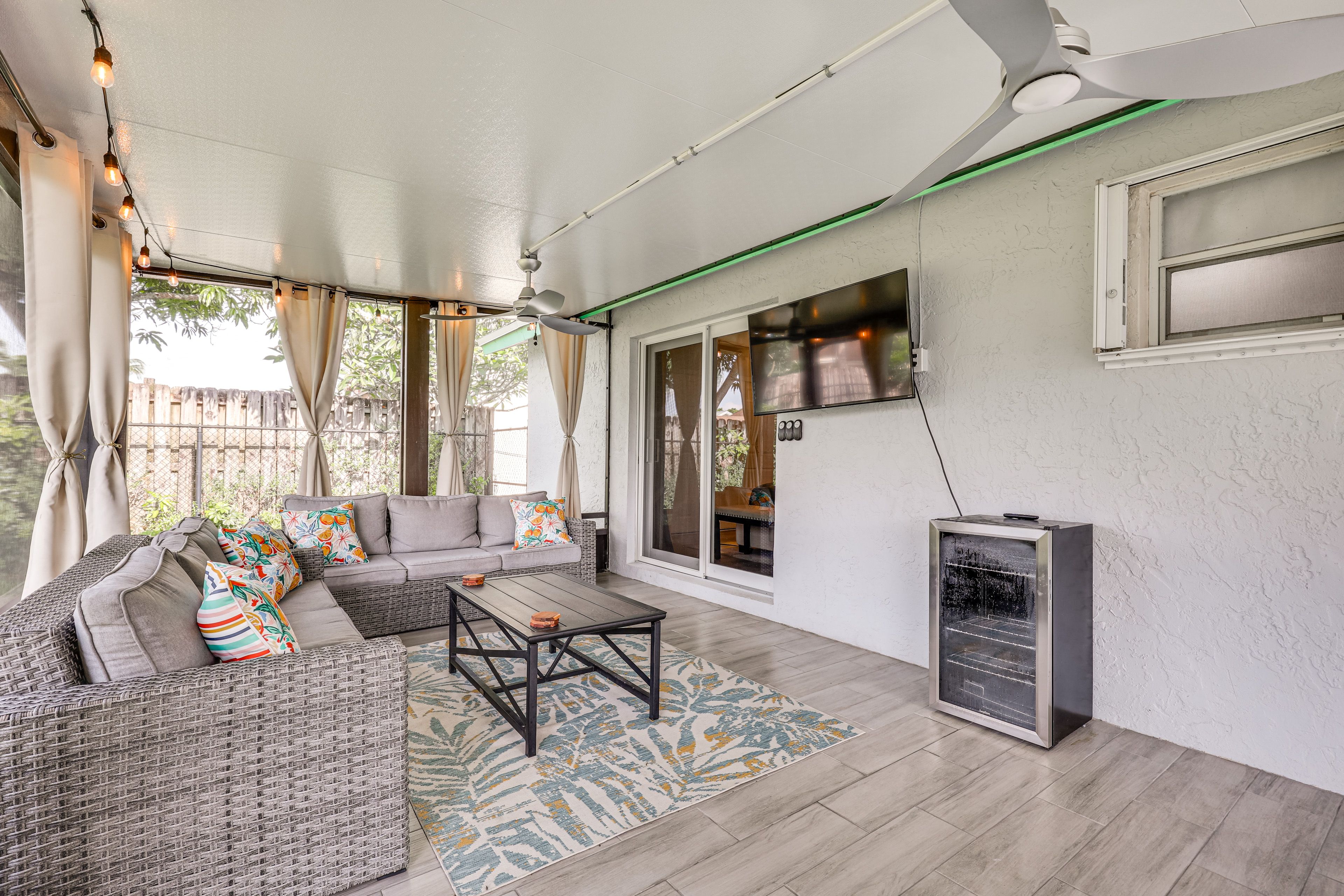 Lanai | Lounge Furniture | Smart TV | Gas Fire Pit Table w/ Seating