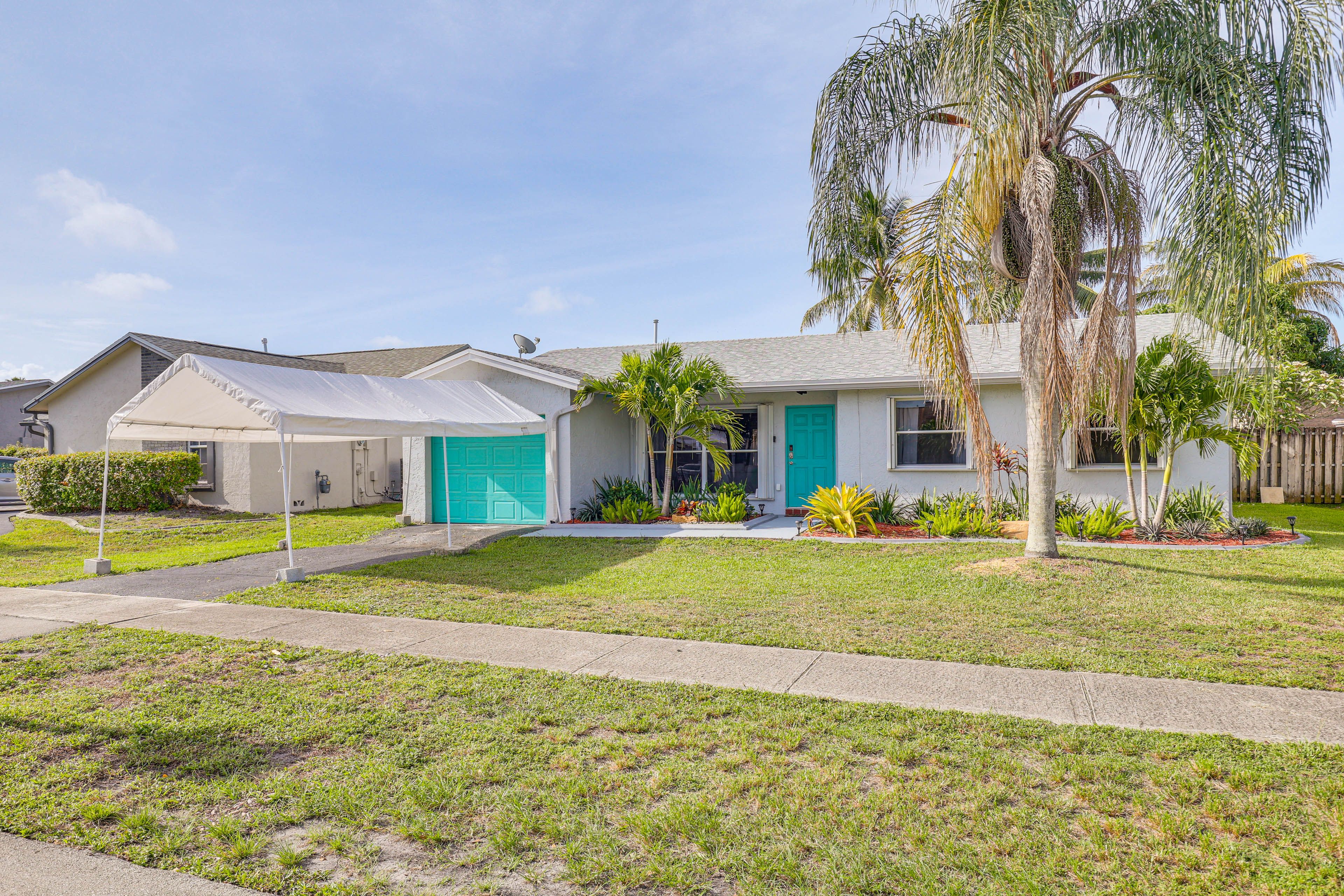 Exterior | Parking | Driveway (2 Vehicles) | Grass Parking (1 Vehicle)