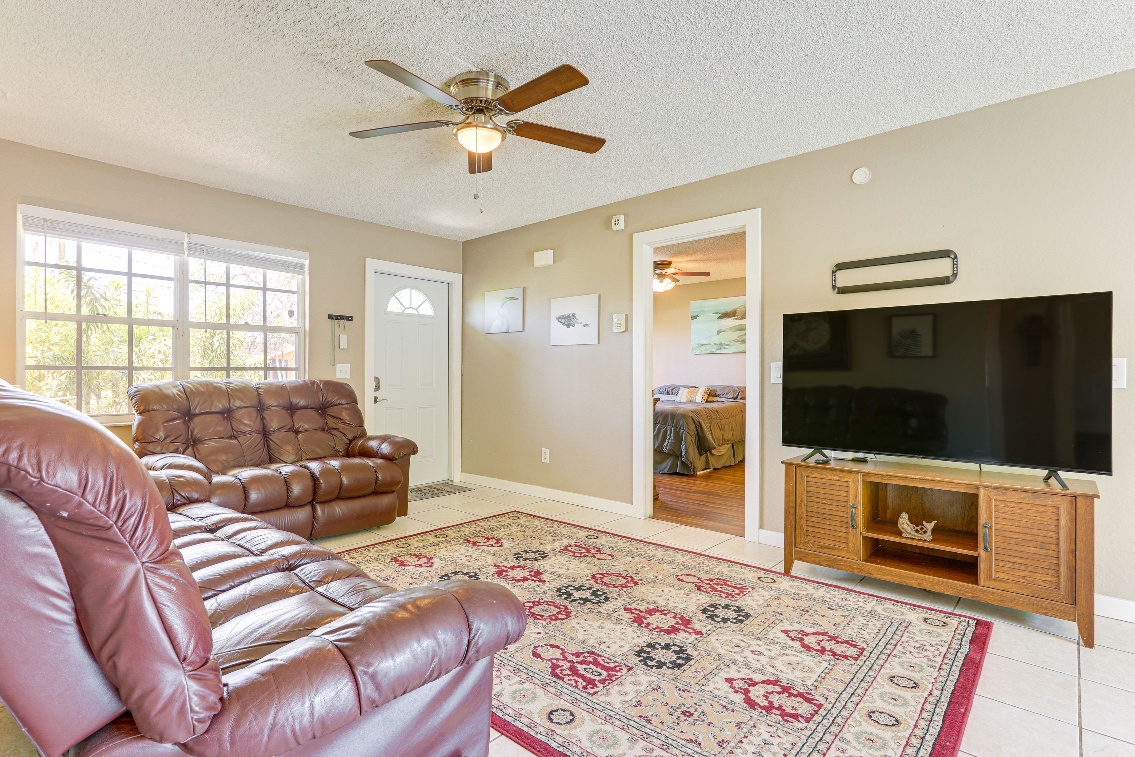 Living Room | Free WiFi | Central A/C & Heat | Smart TV