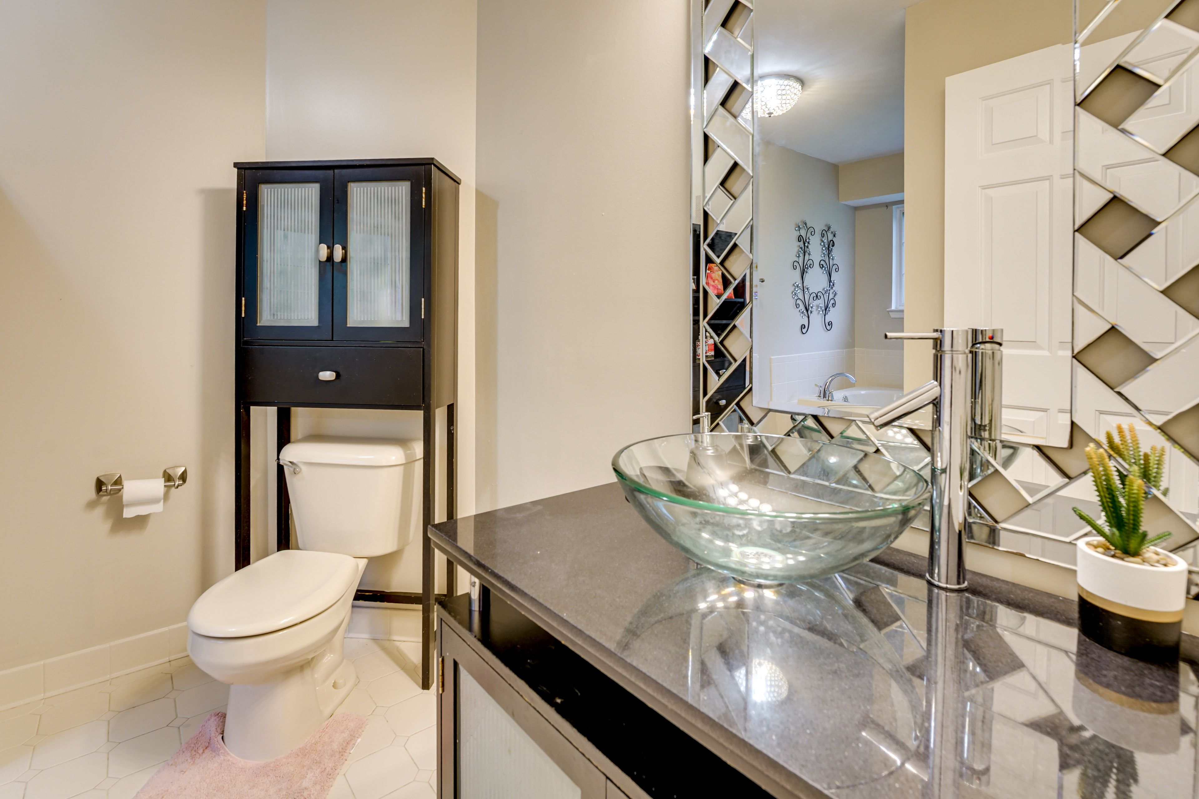 Bathroom | Towels Provided | Main Floor