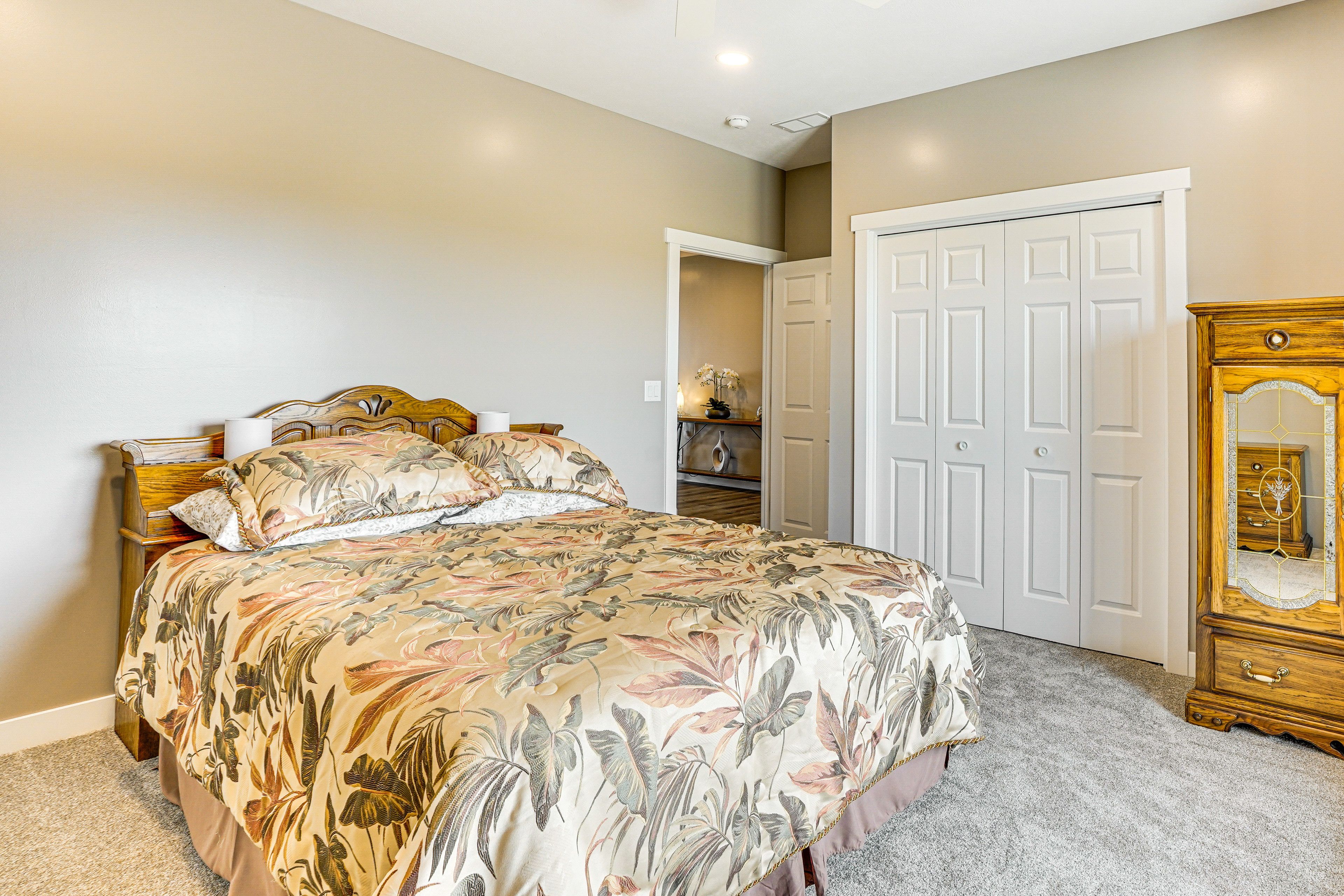 Bedroom 2 | Queen Bed | 1st Floor