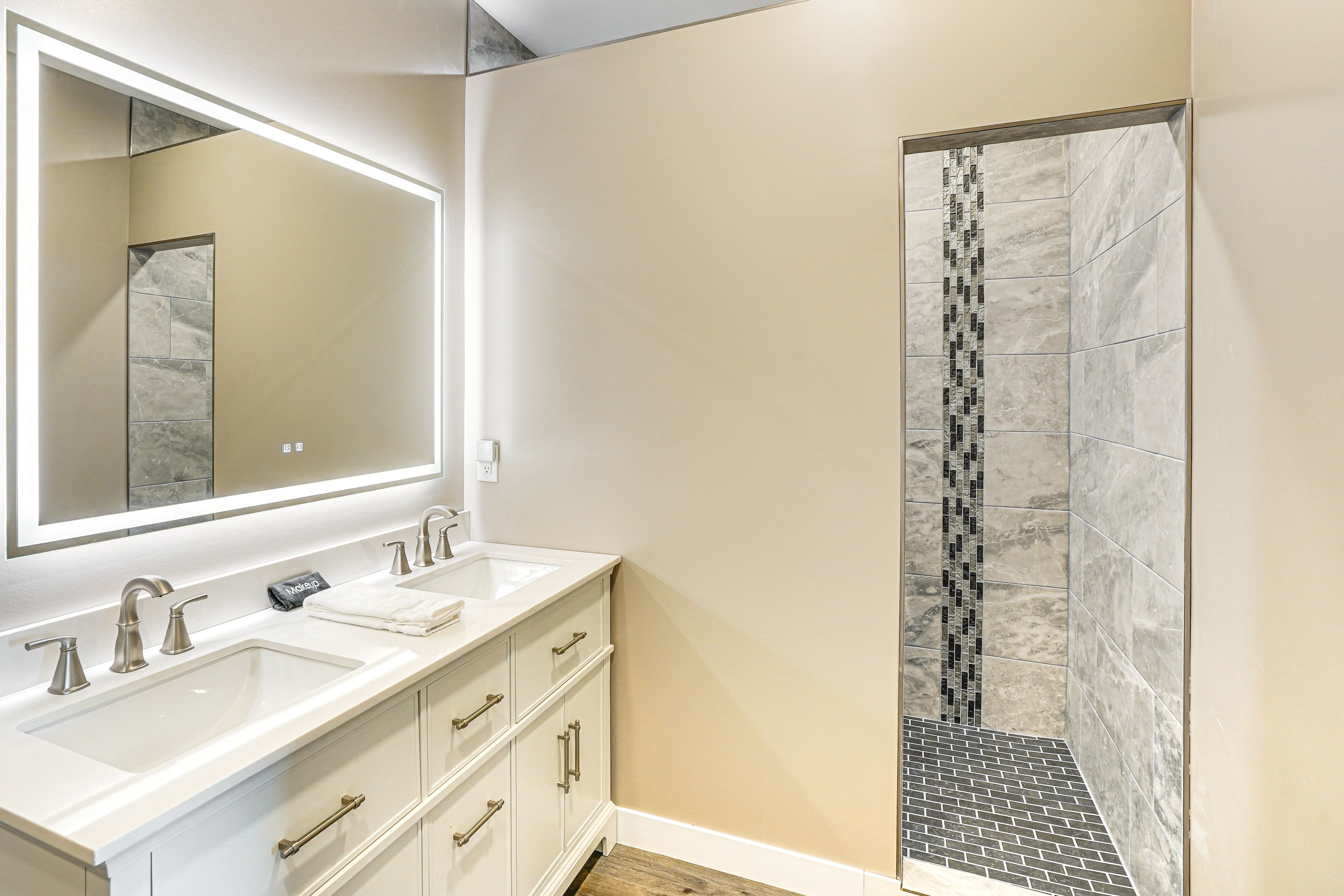 Full Bath | Towels | Hair Dryer | 1st Floor