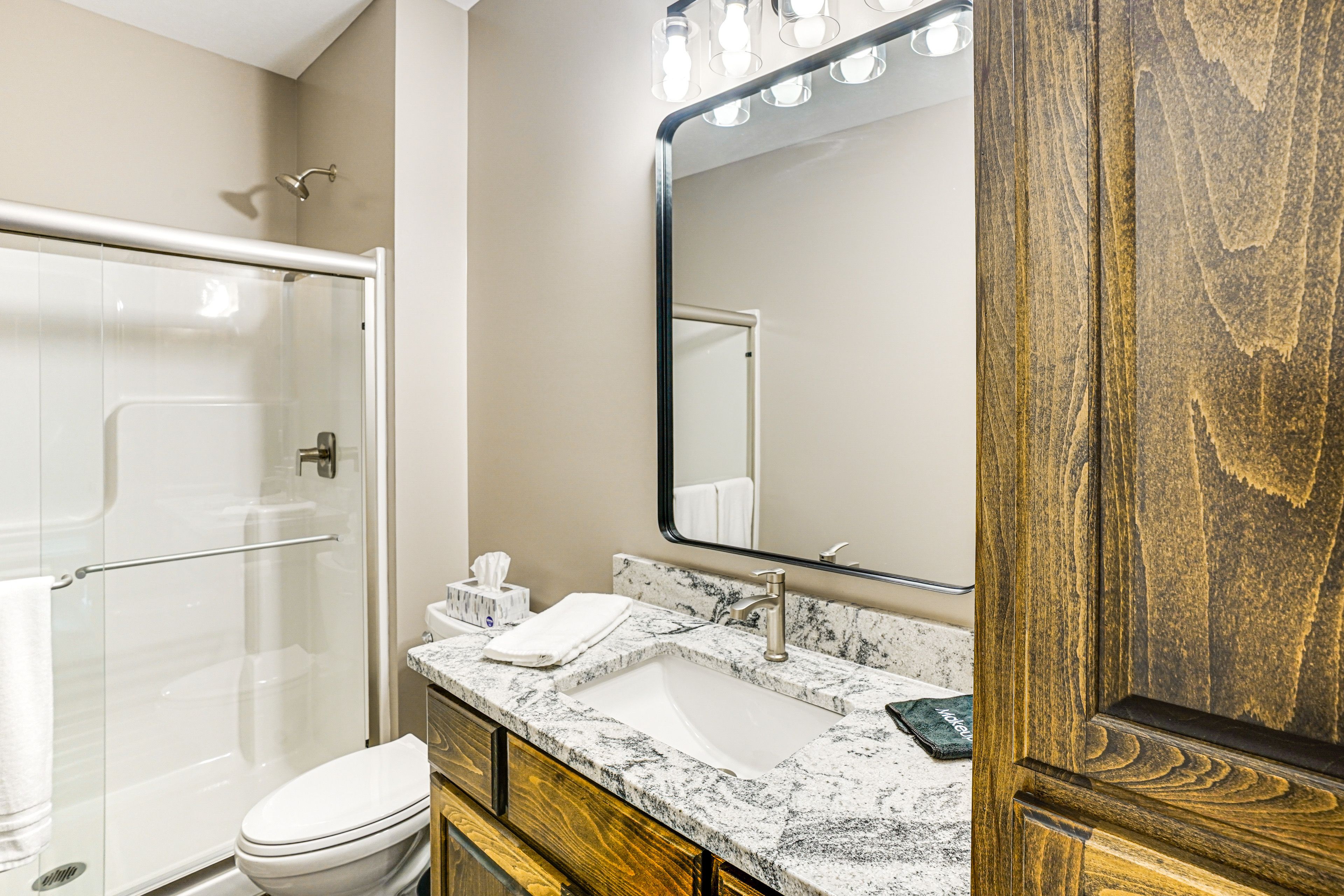 Full Bath | 2nd Floor