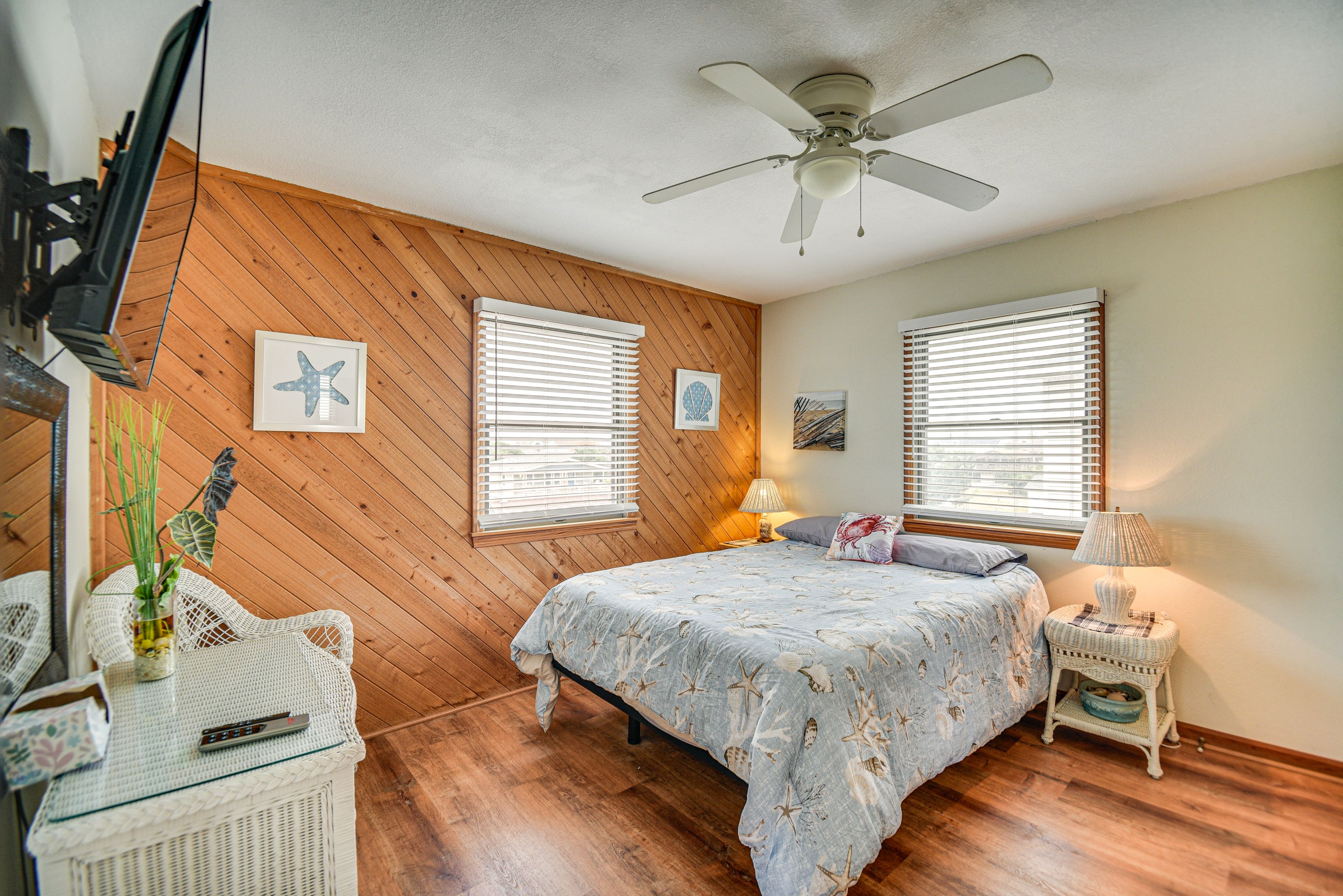 Bedroom 1 | 2nd Floor | Queen Bed | Smart TV | Linens Provided