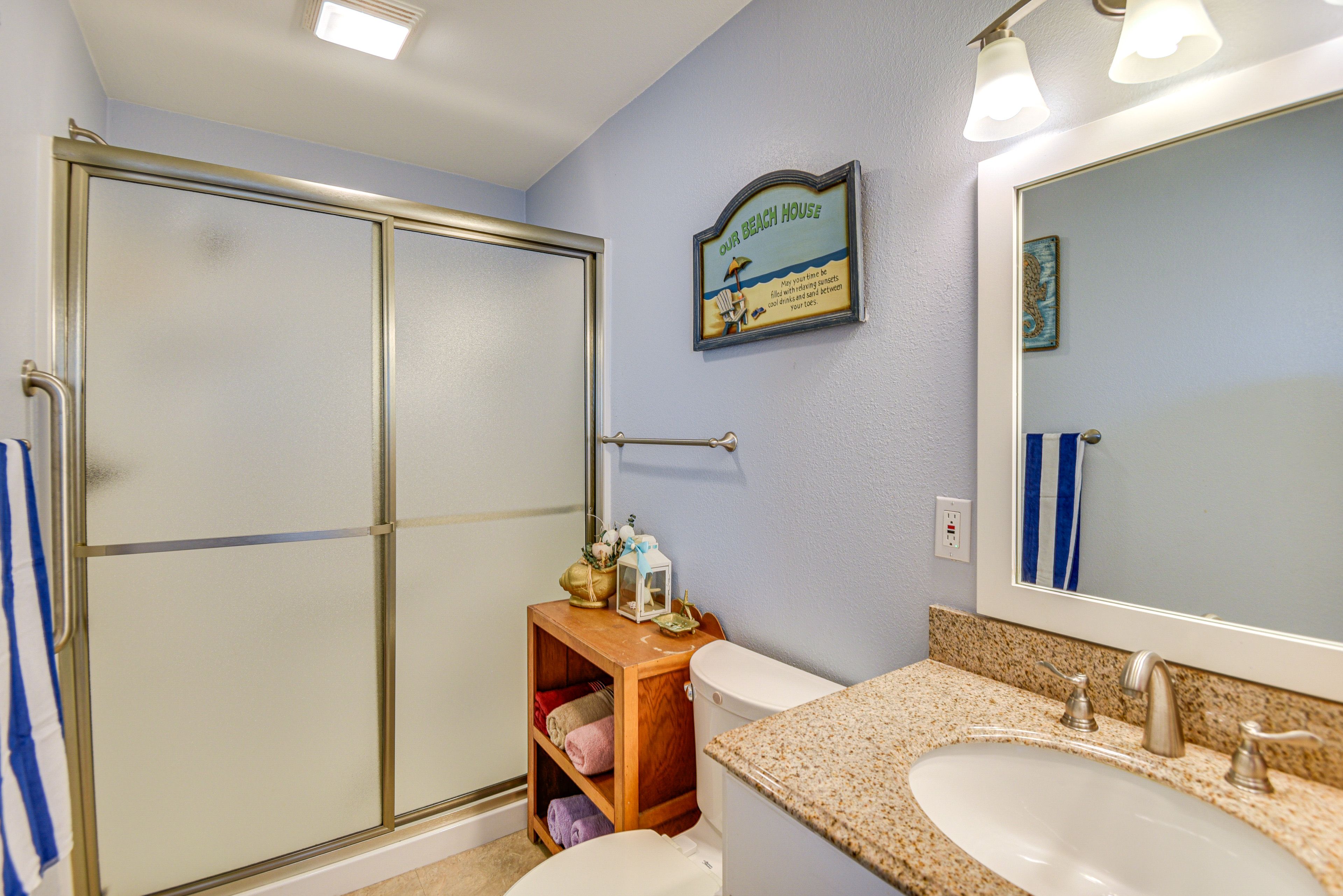 Full Bathroom | 2nd Floor | Towels Provided