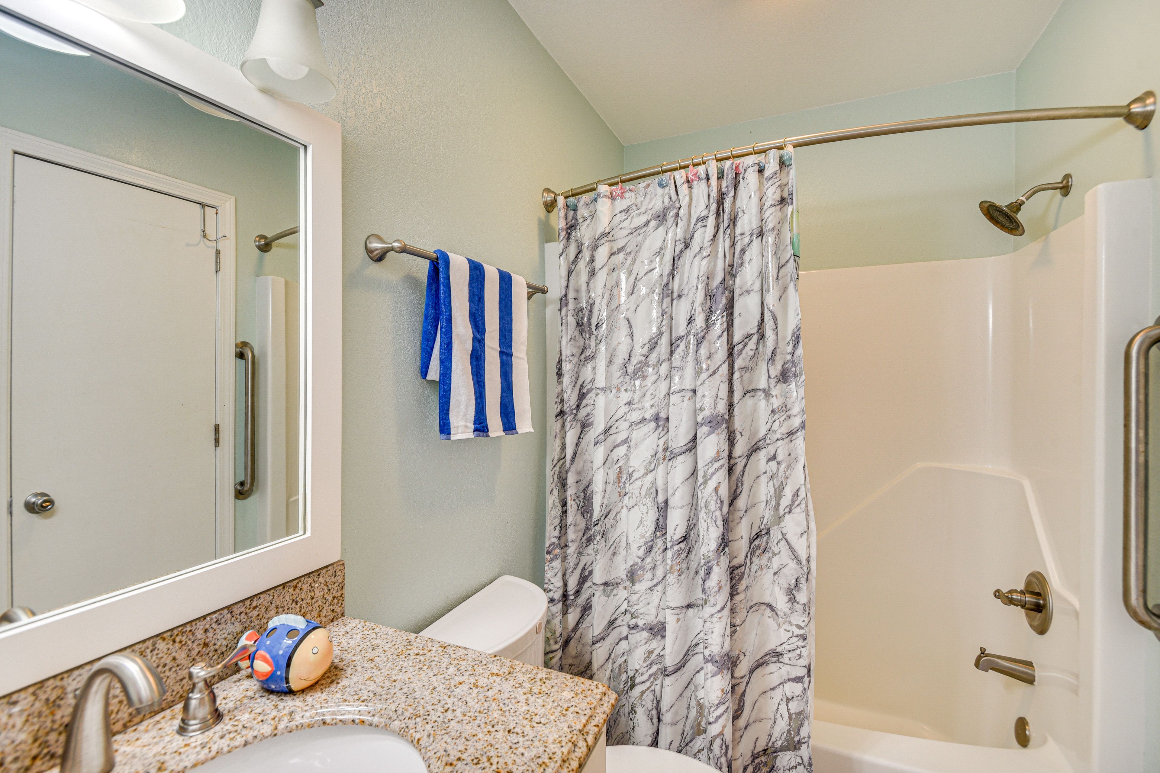 Full Bathroom | 1st Floor | Complimentary Toiletries | Hair Dryer