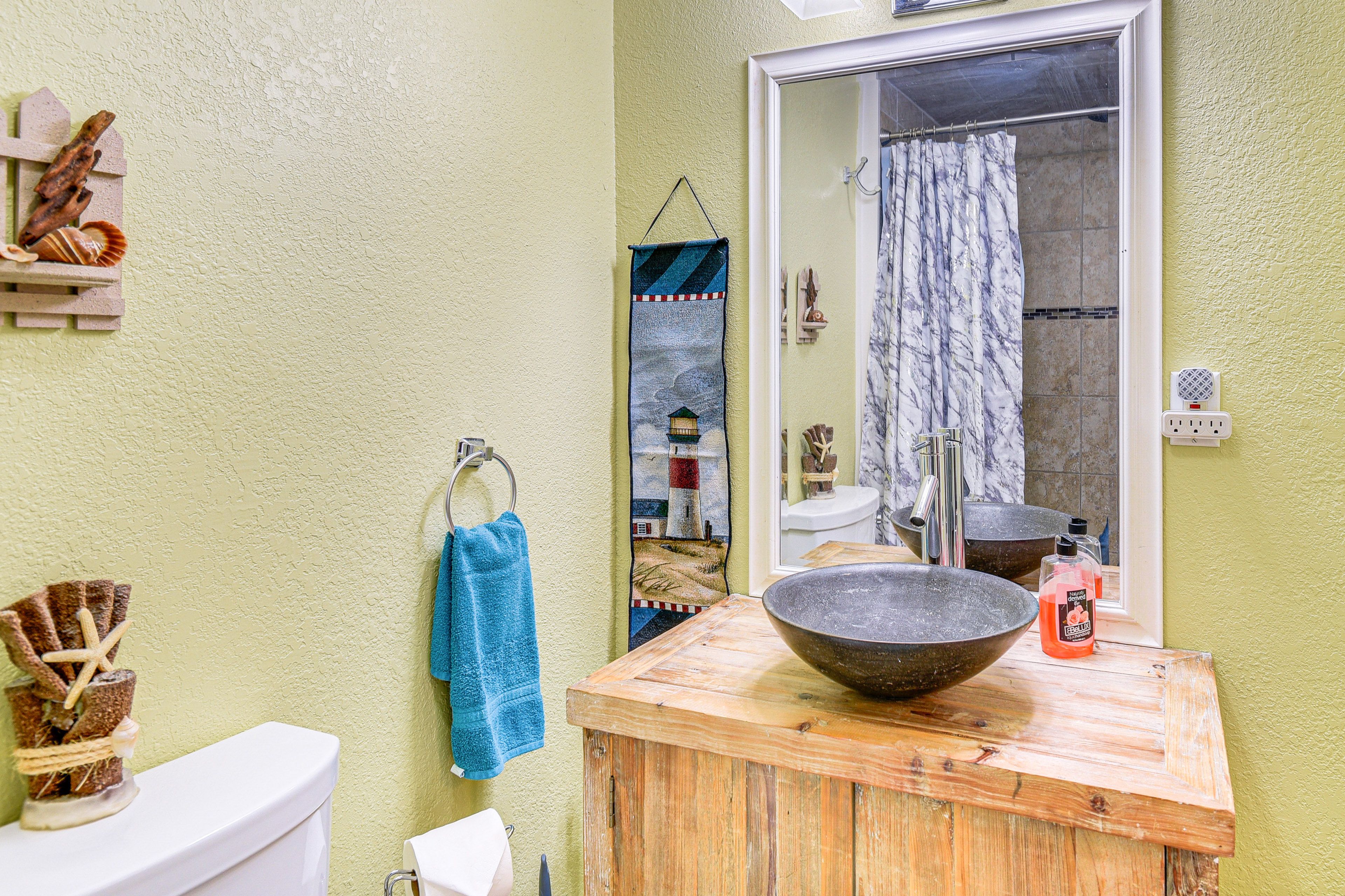 Full Bathroom | Towels Provided