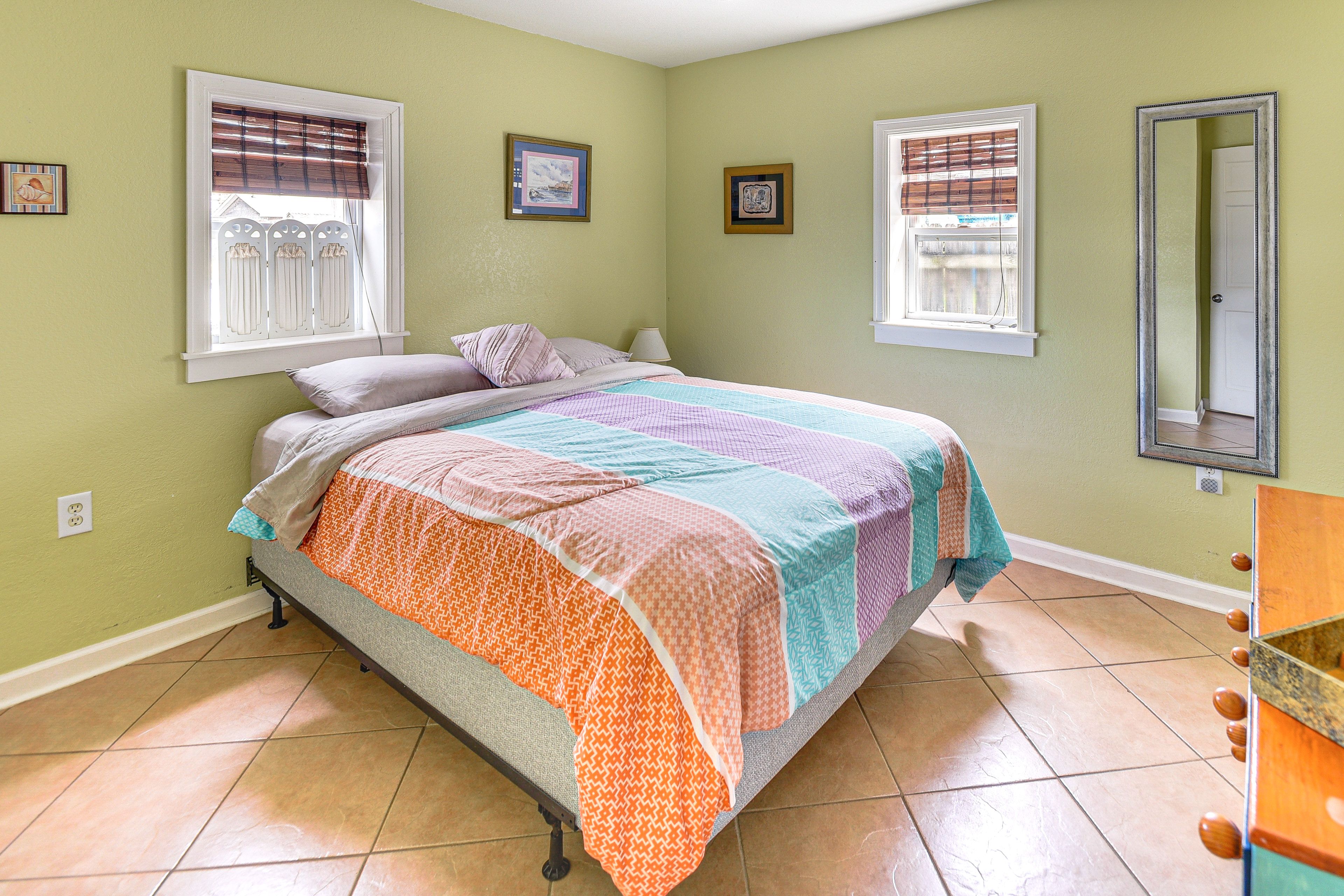Bedroom 2 | Queen Bed | Smart TV | Linens Provided