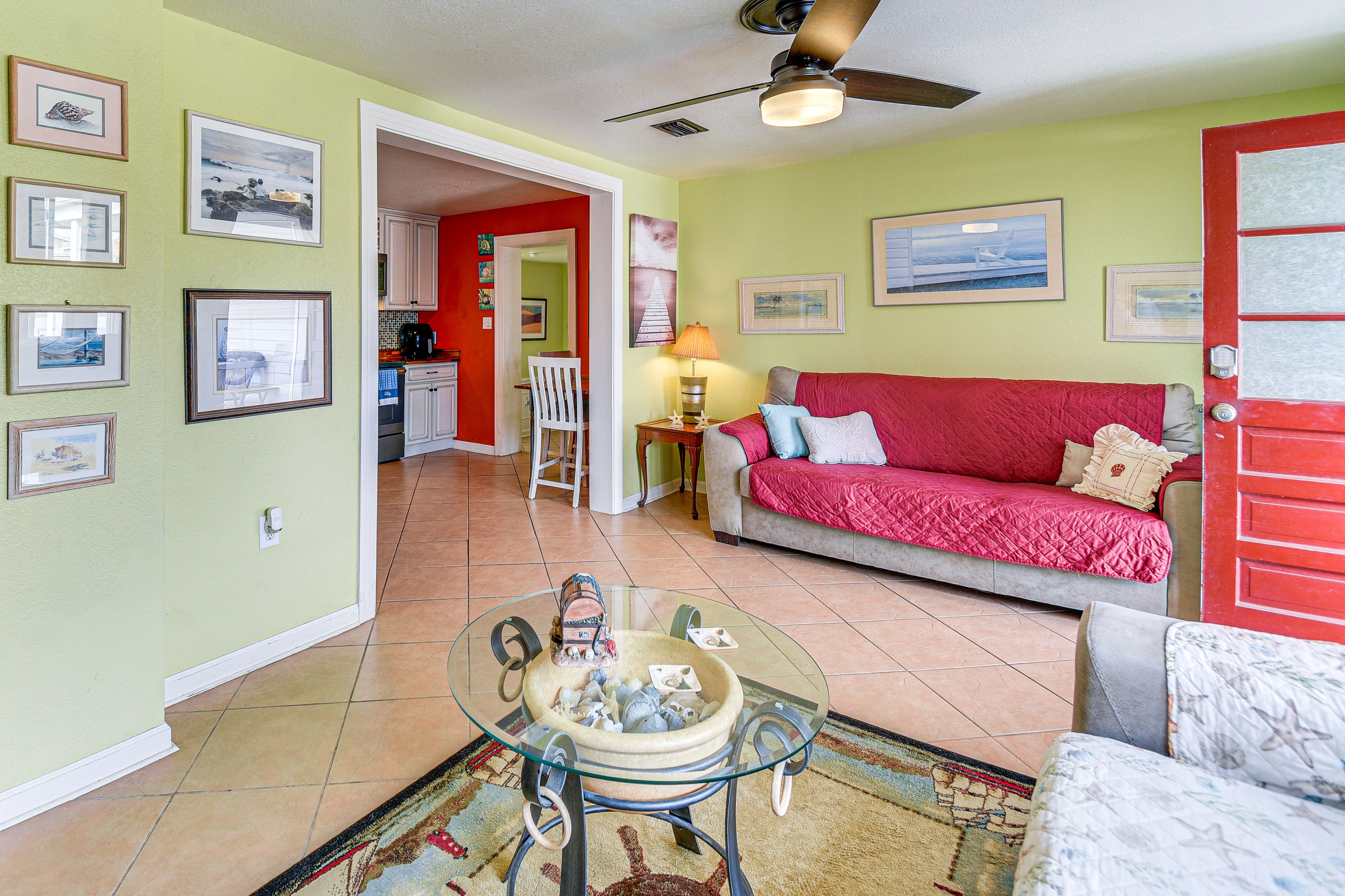 Living Room | Smart TV | Free WiFi | Central Heating & A/C
