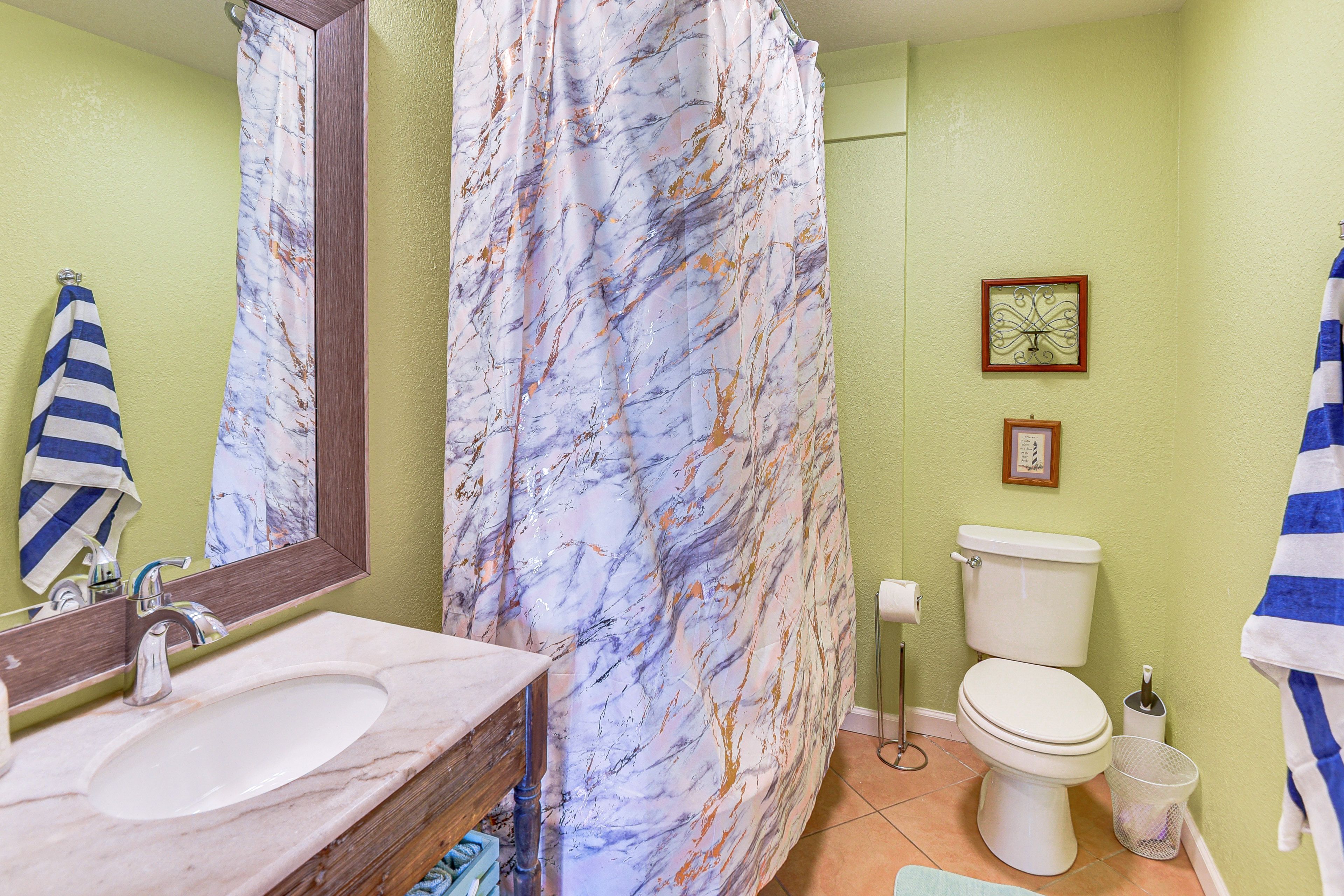 Full Bathroom | Complimentary Toiletries | Hair Dryer