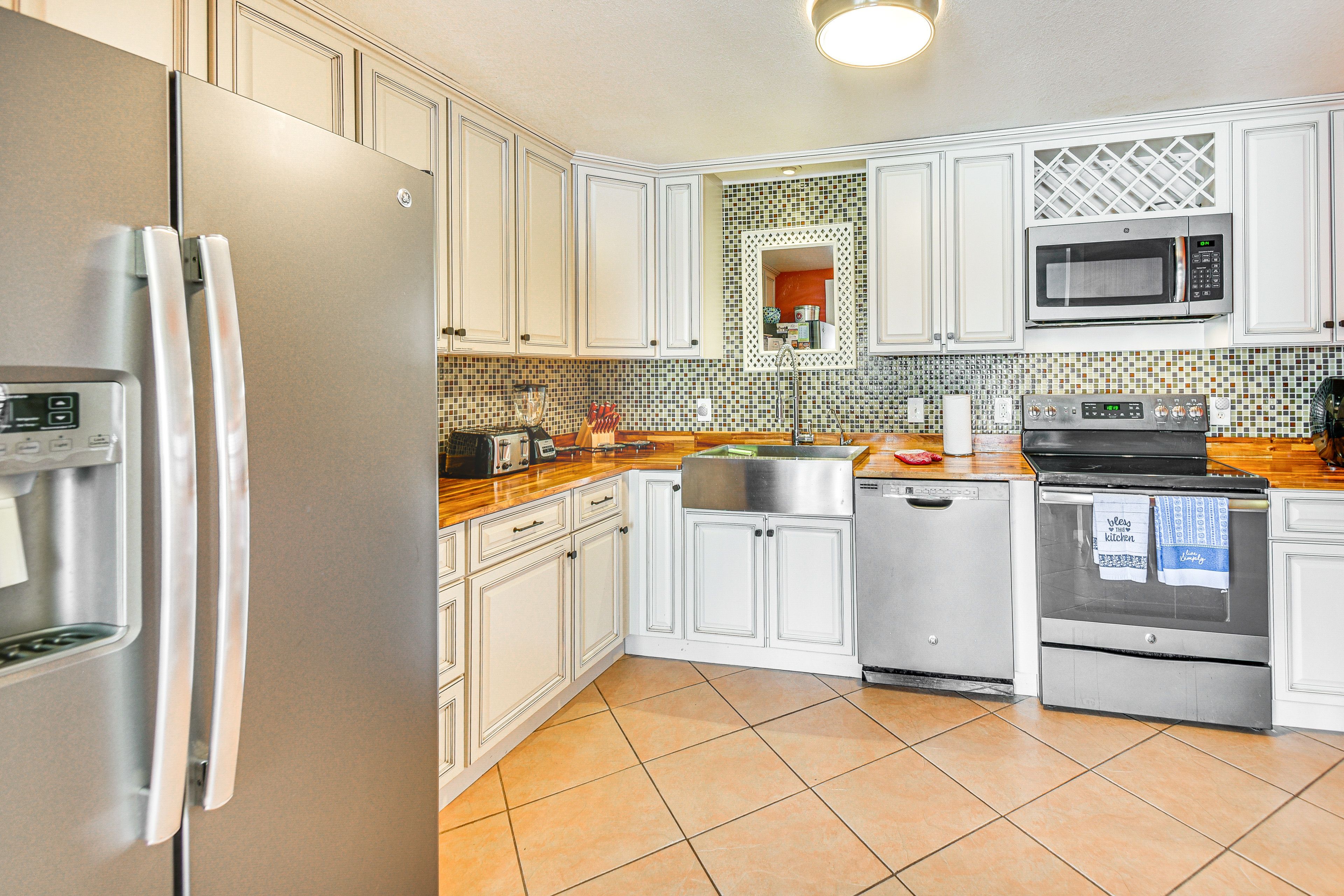 Kitchen | Single-Story House | In-Unit Laundry