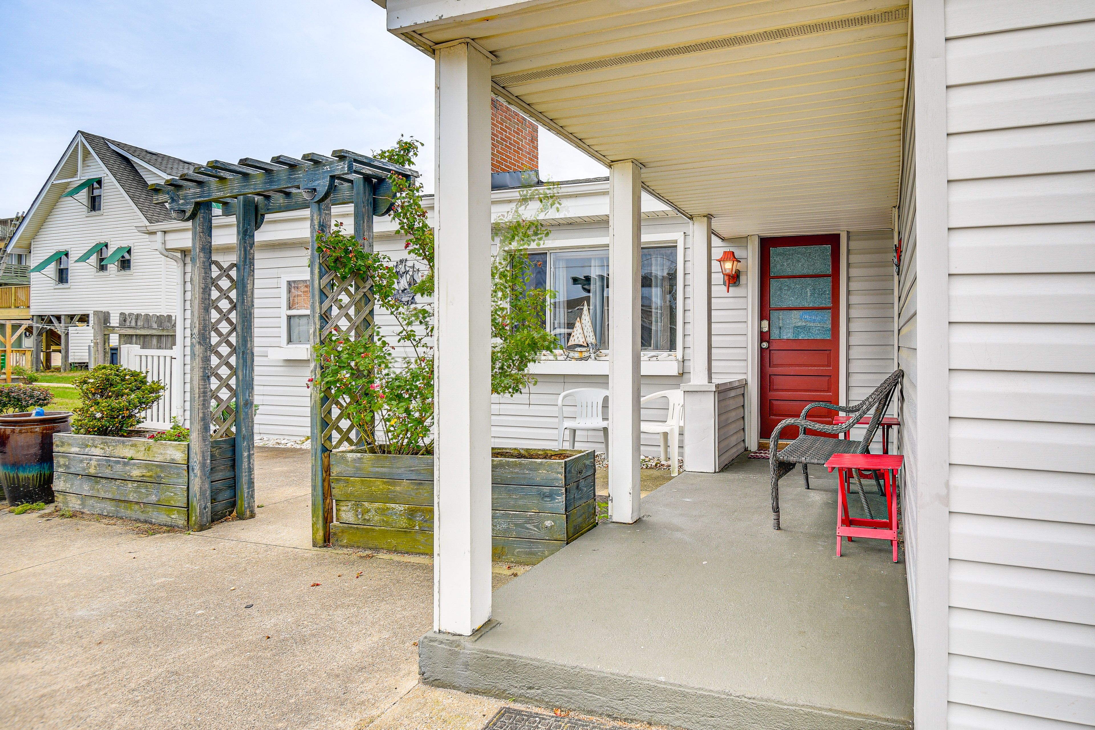 Front Porch | Walk to Restaurants & Shops | 2 Mi to Wright Brothers Memorial