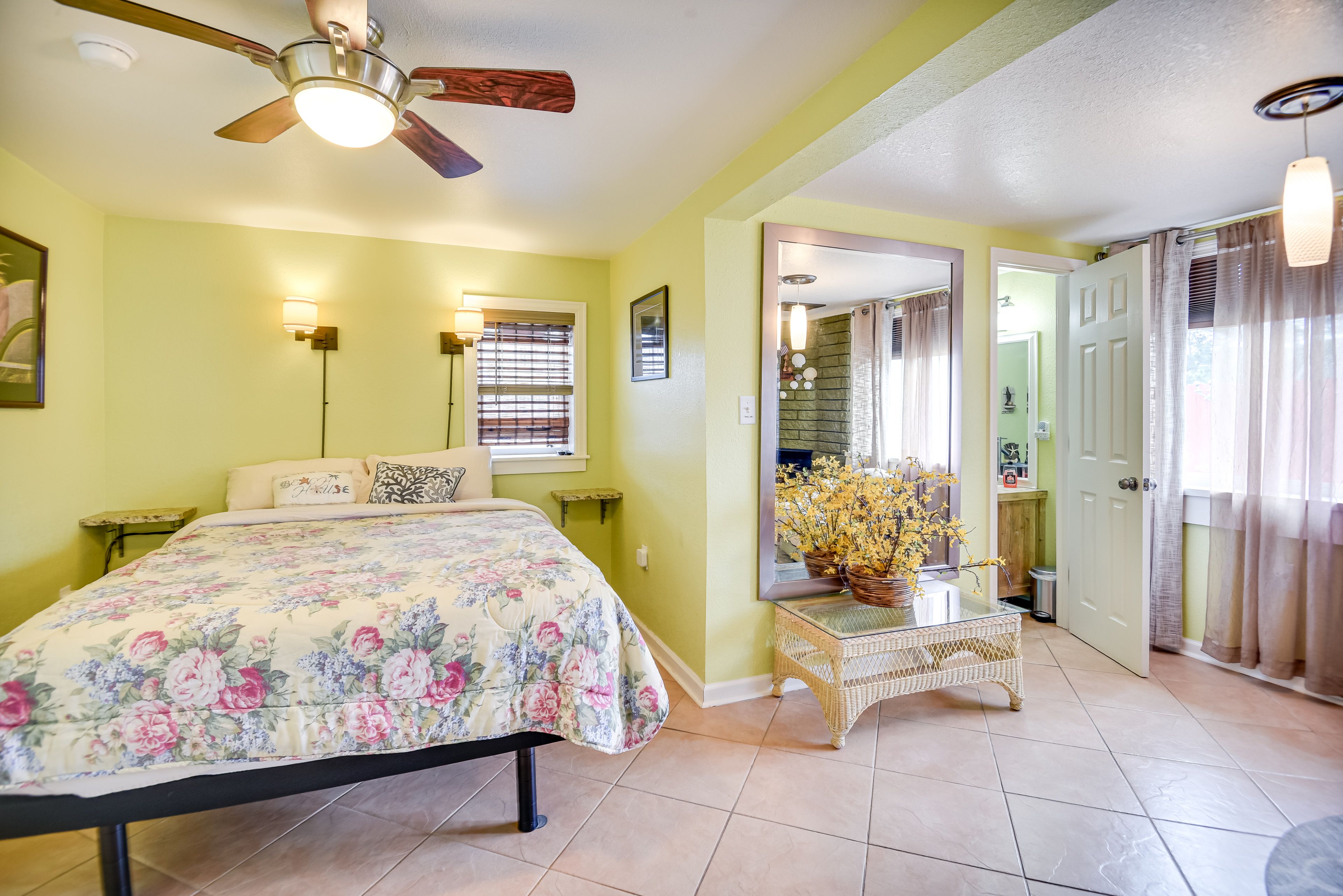 Bedroom 1 | Queen Bed | Smart TV