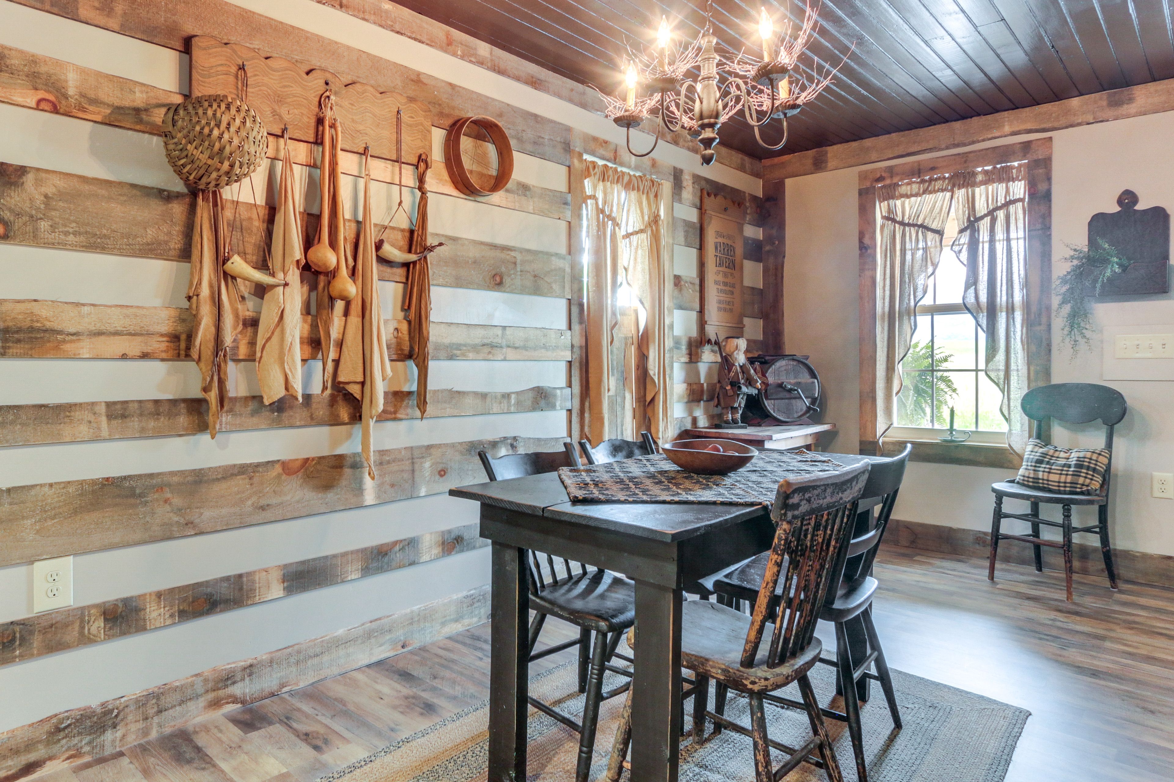 Dining Area | Dishware/Flatware Provided | 1st Floor