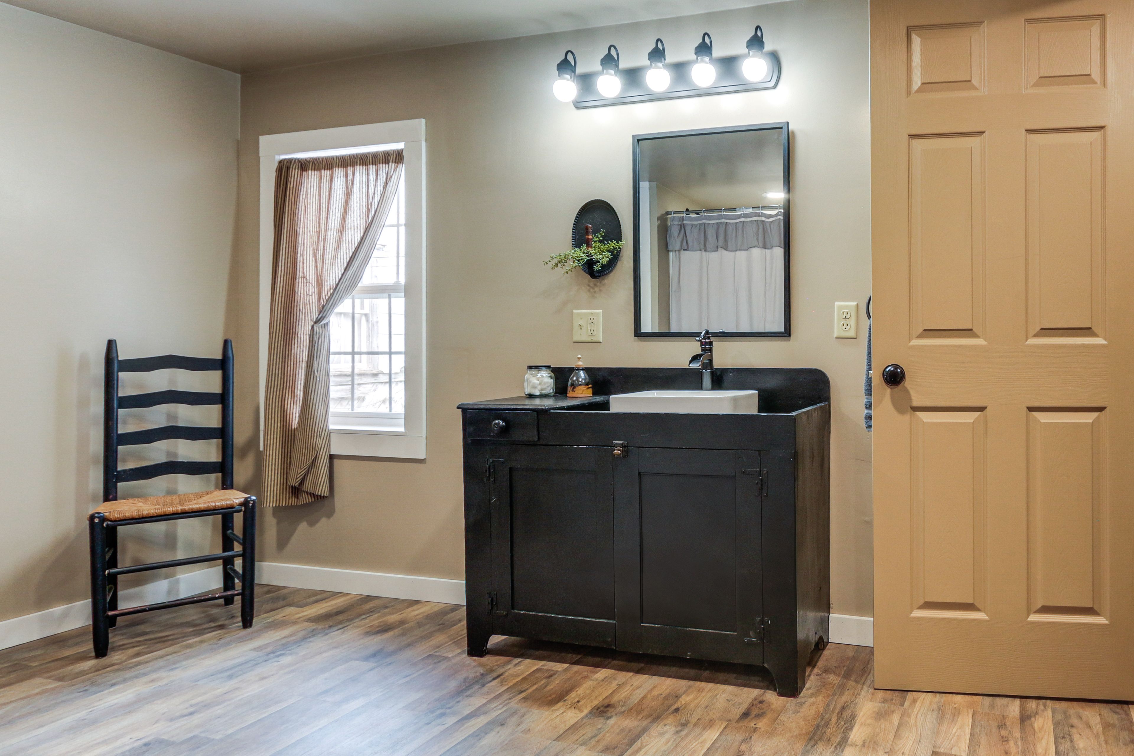 Full Bathroom | Towels Provided | 2nd Floor