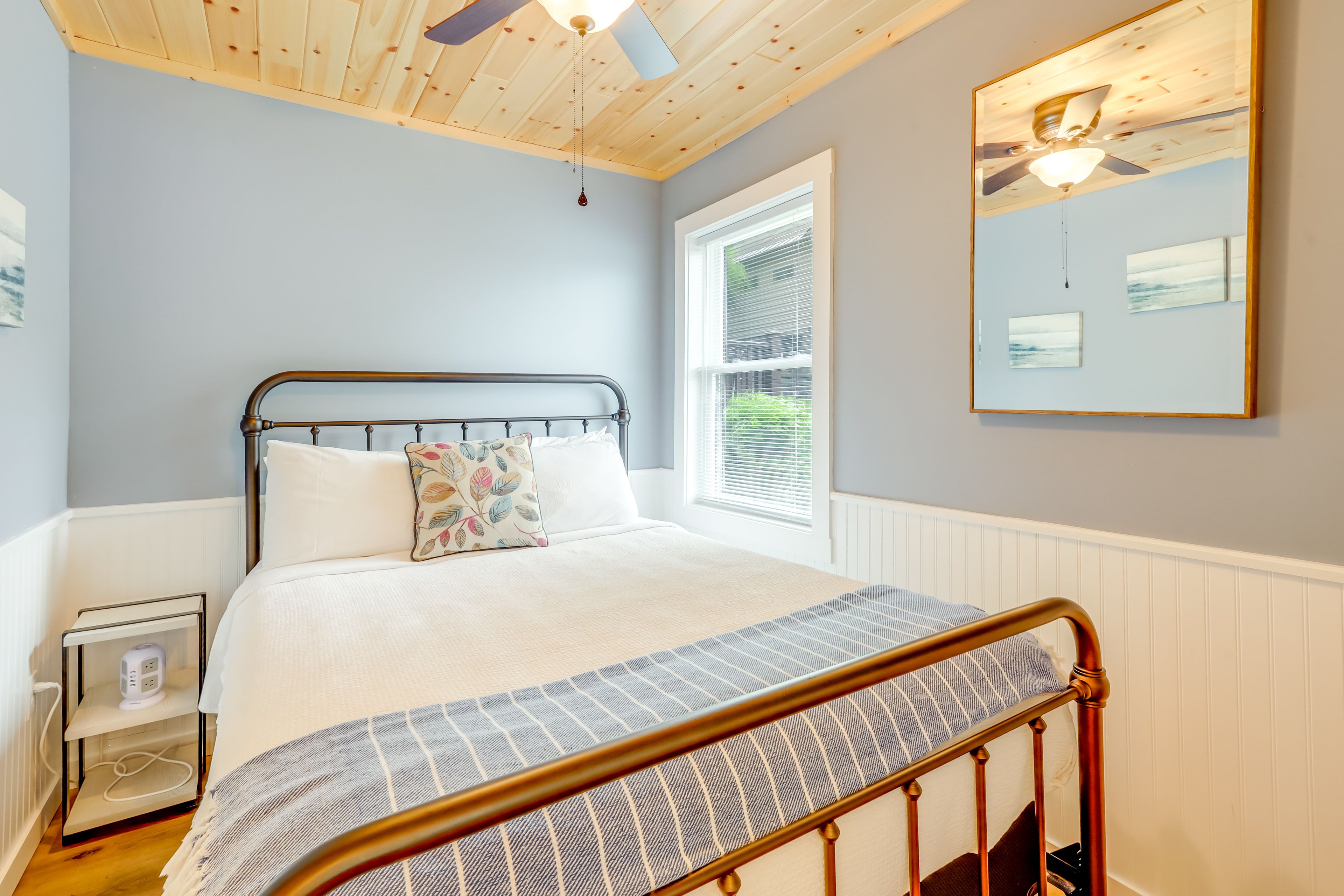 Bedroom 14 | Cottage 5 | Queen Bed