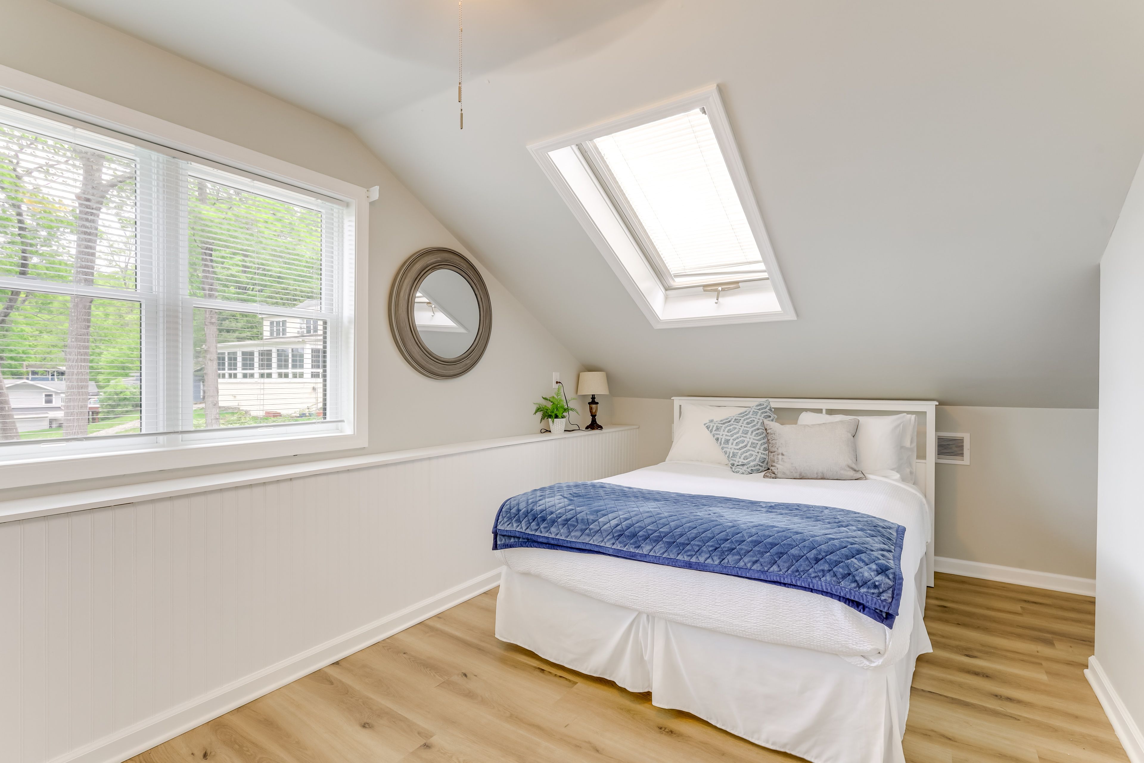 Bedroom 2 | Main House | Queen Bed