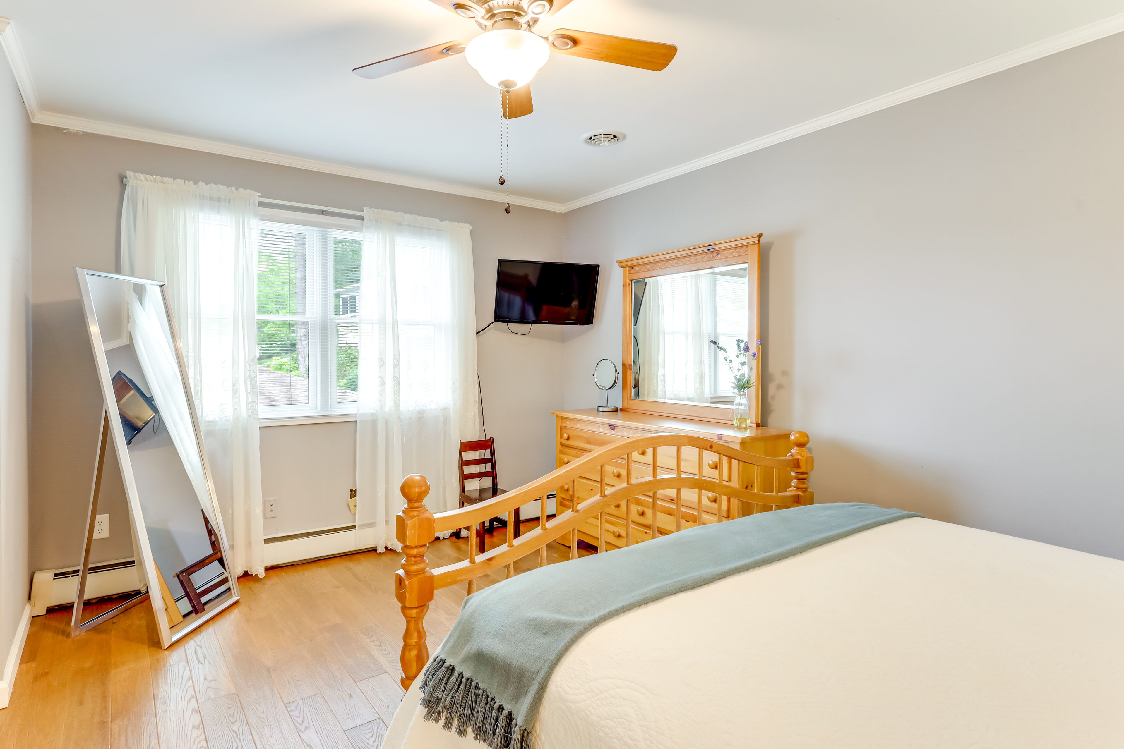 Bedroom 6 | Main House | Queen Bed