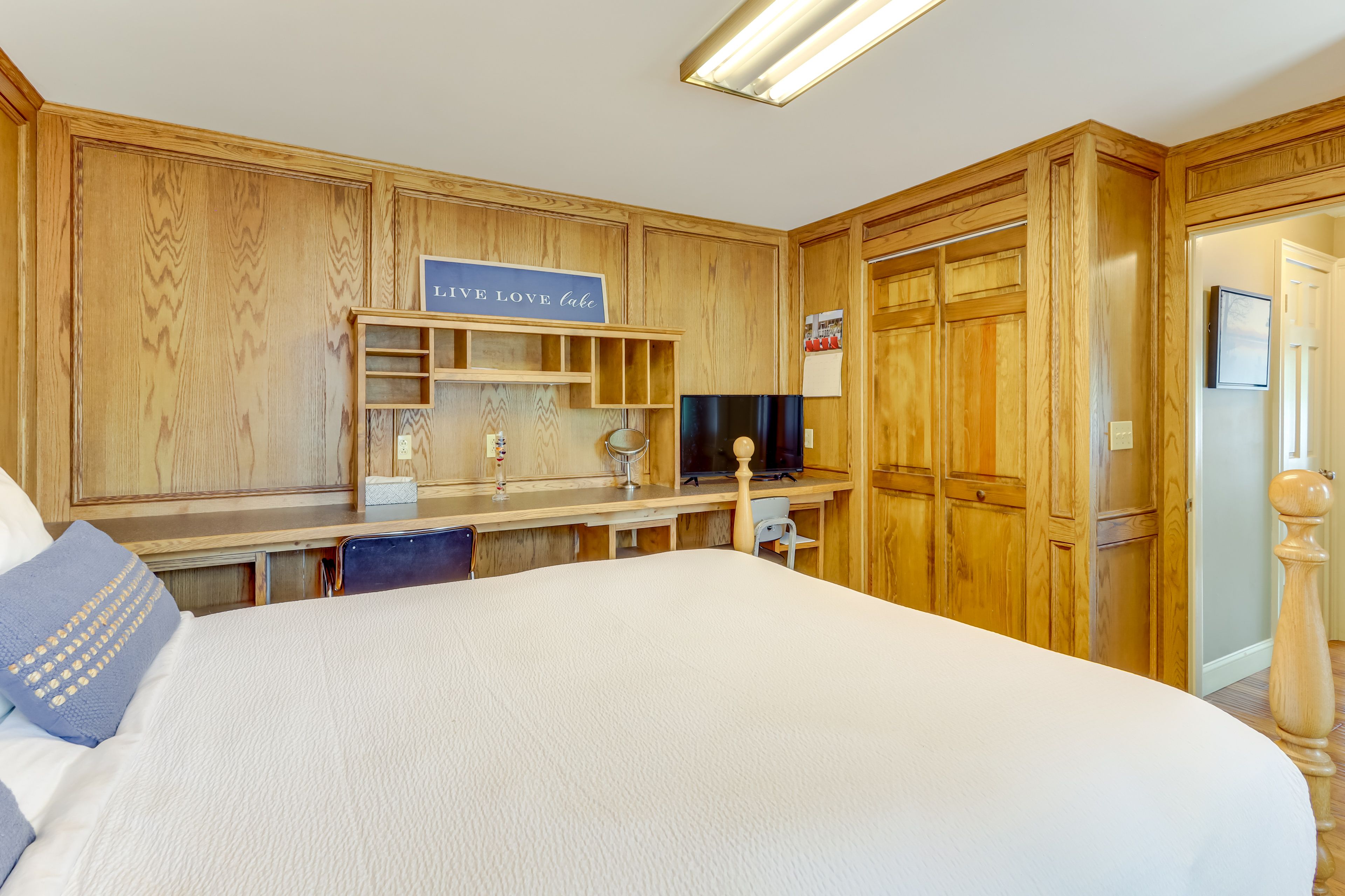 Bedroom 7 | Main House | Queen Bed