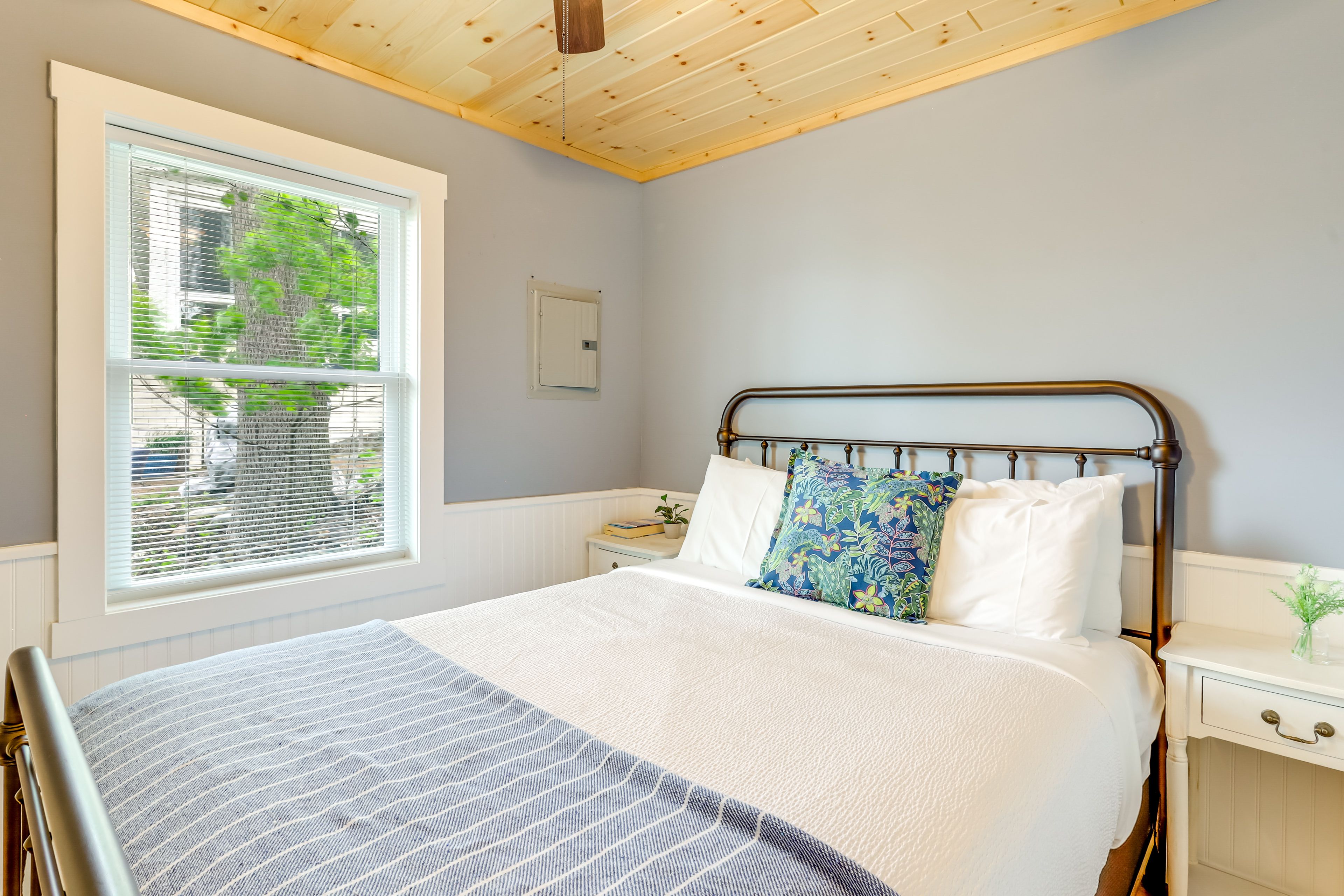 Bedroom 12 | Cottage 2 | Queen Bed