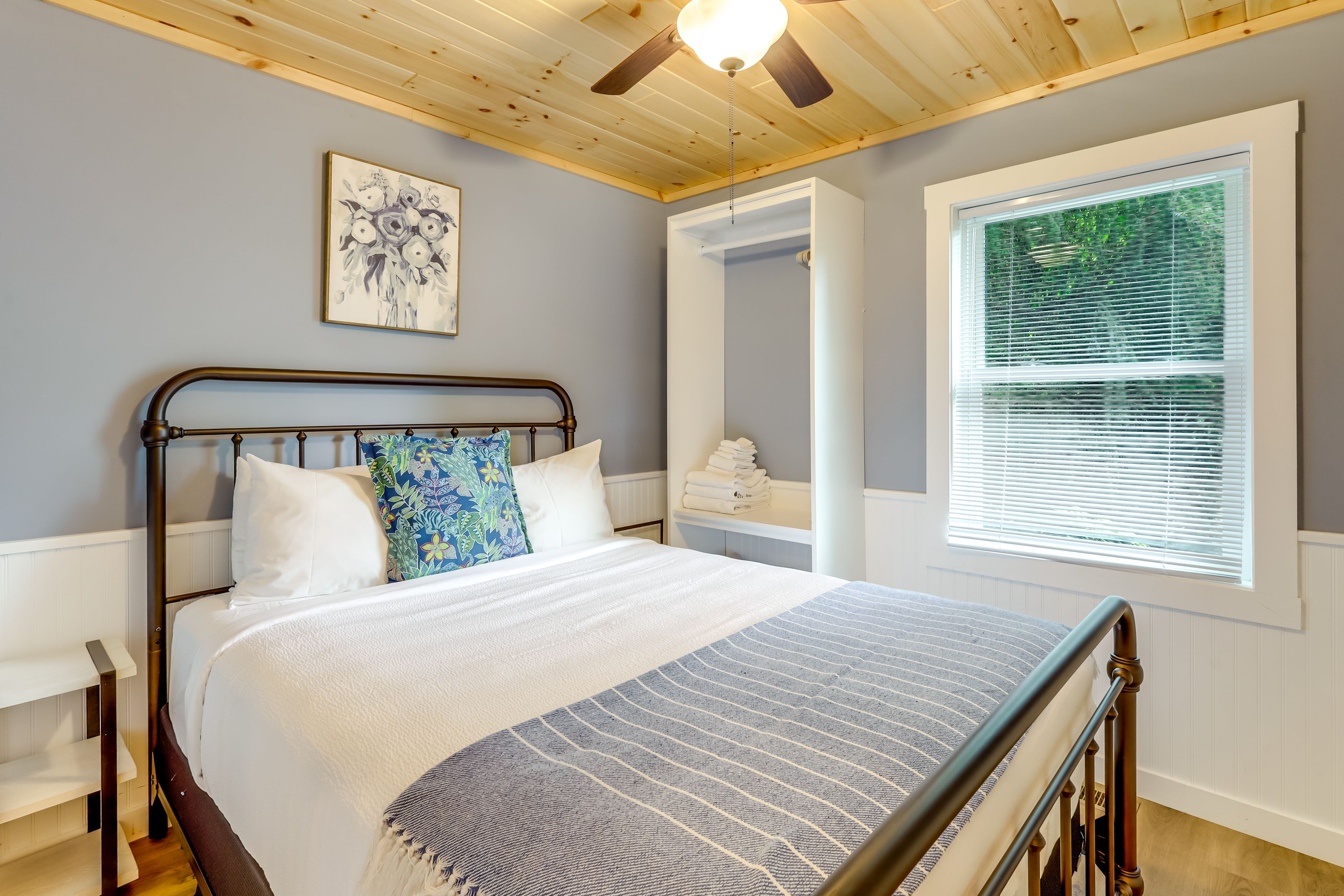 Bedroom 11 | Cottage 2 | Queen Bed