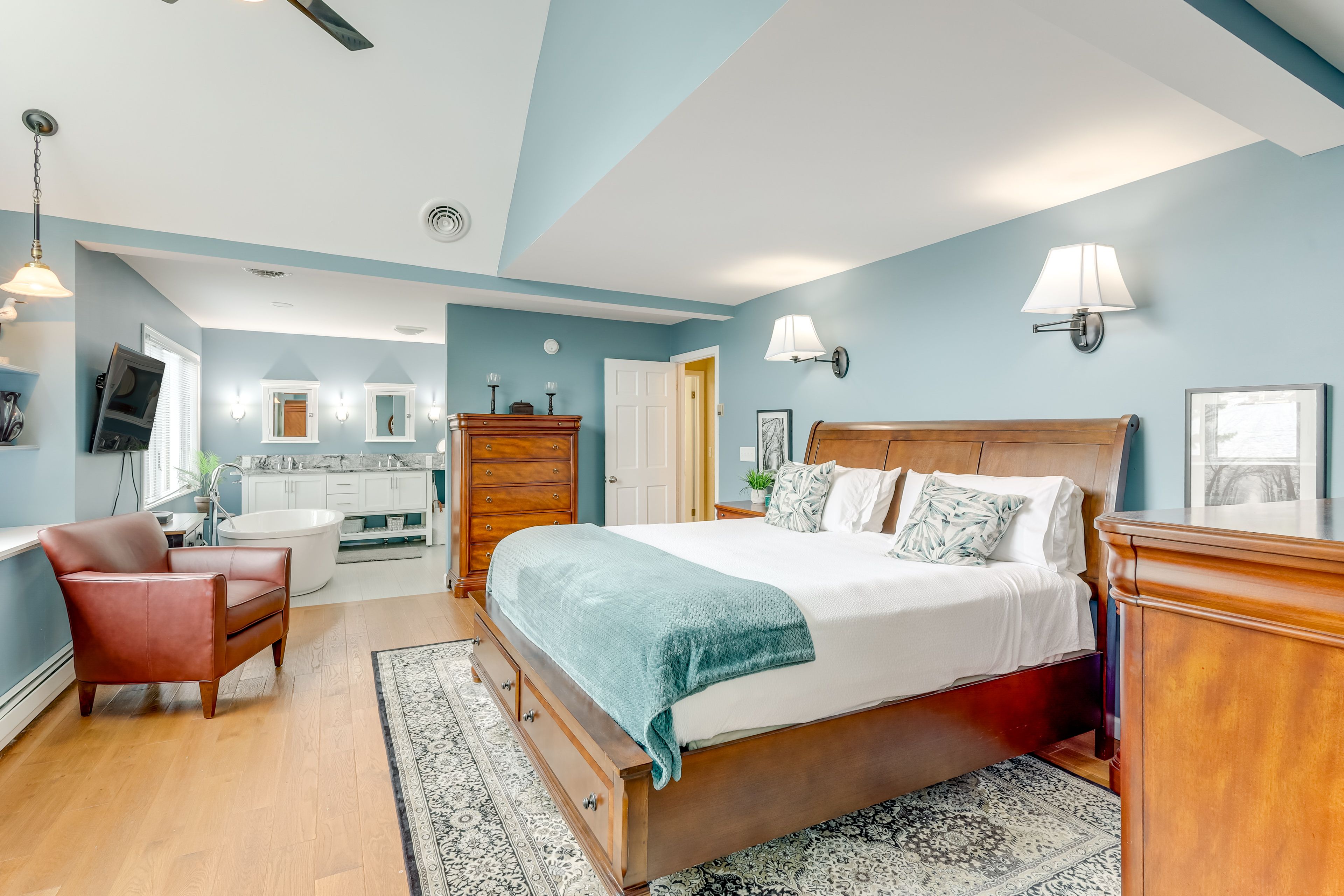 Bedroom 1 | Main House | King Bed | En-Suite Bathroom