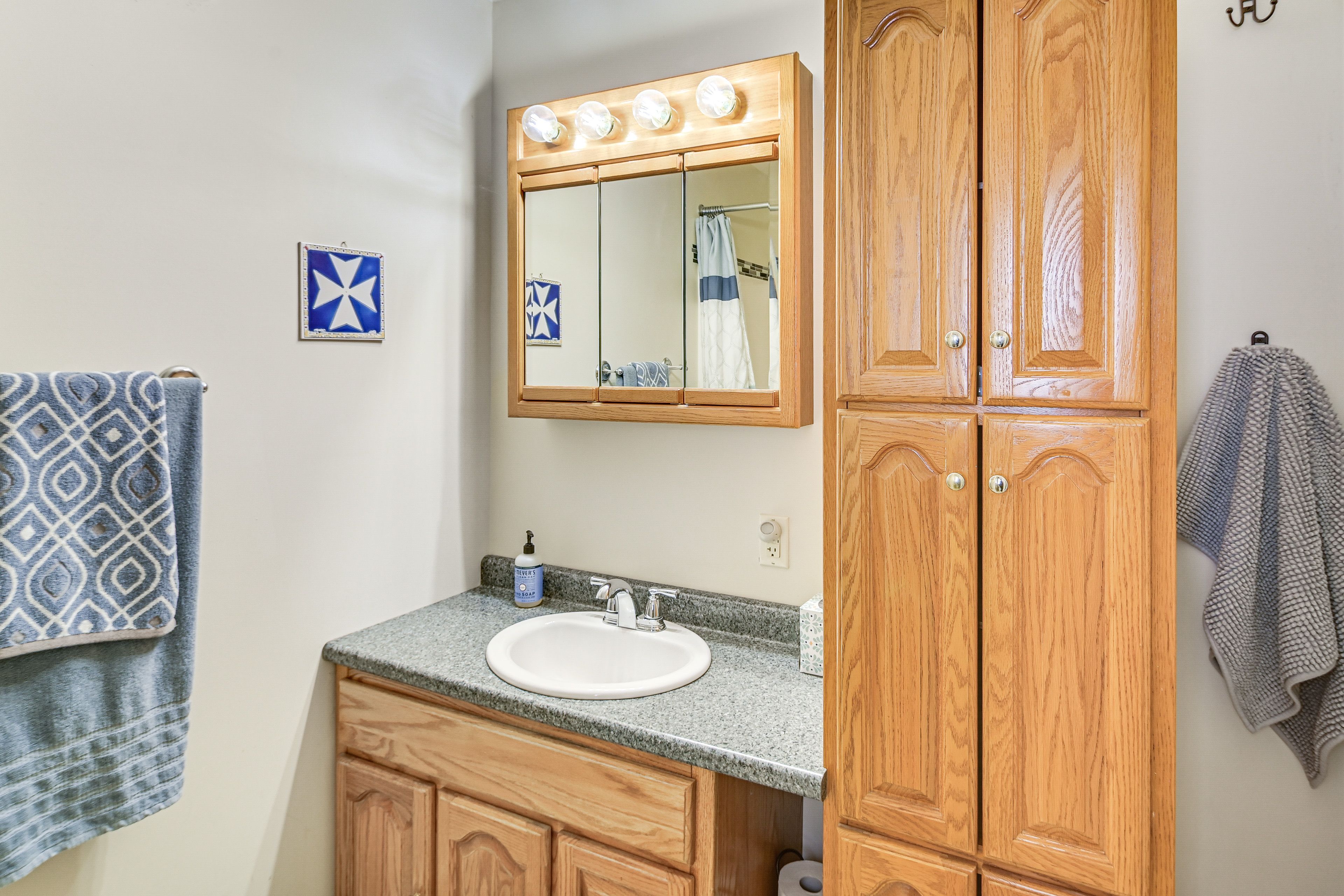 Full Bathroom | Towels Provided | 1st Floor