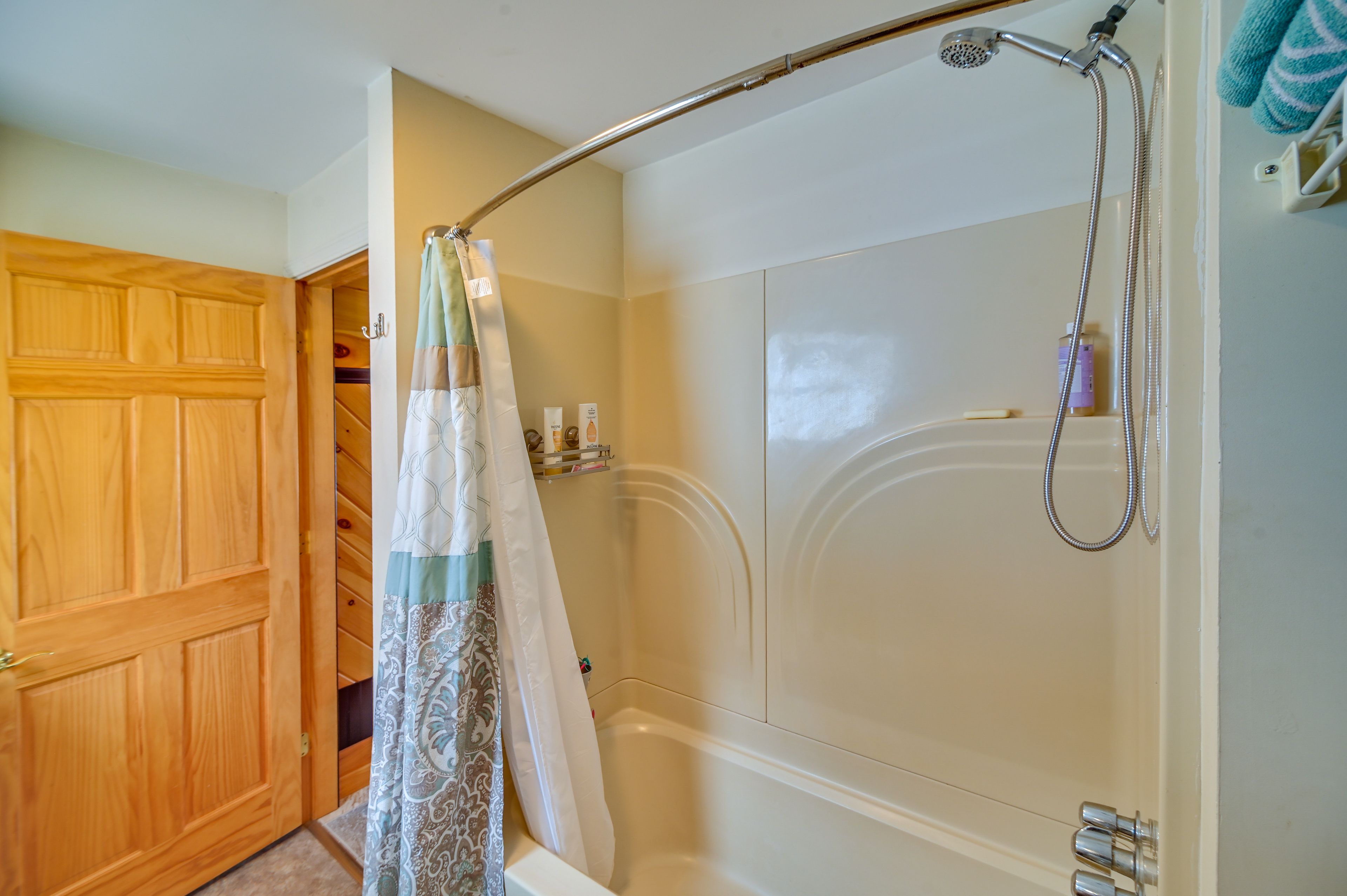 Full Bathroom | Washer & Dryer