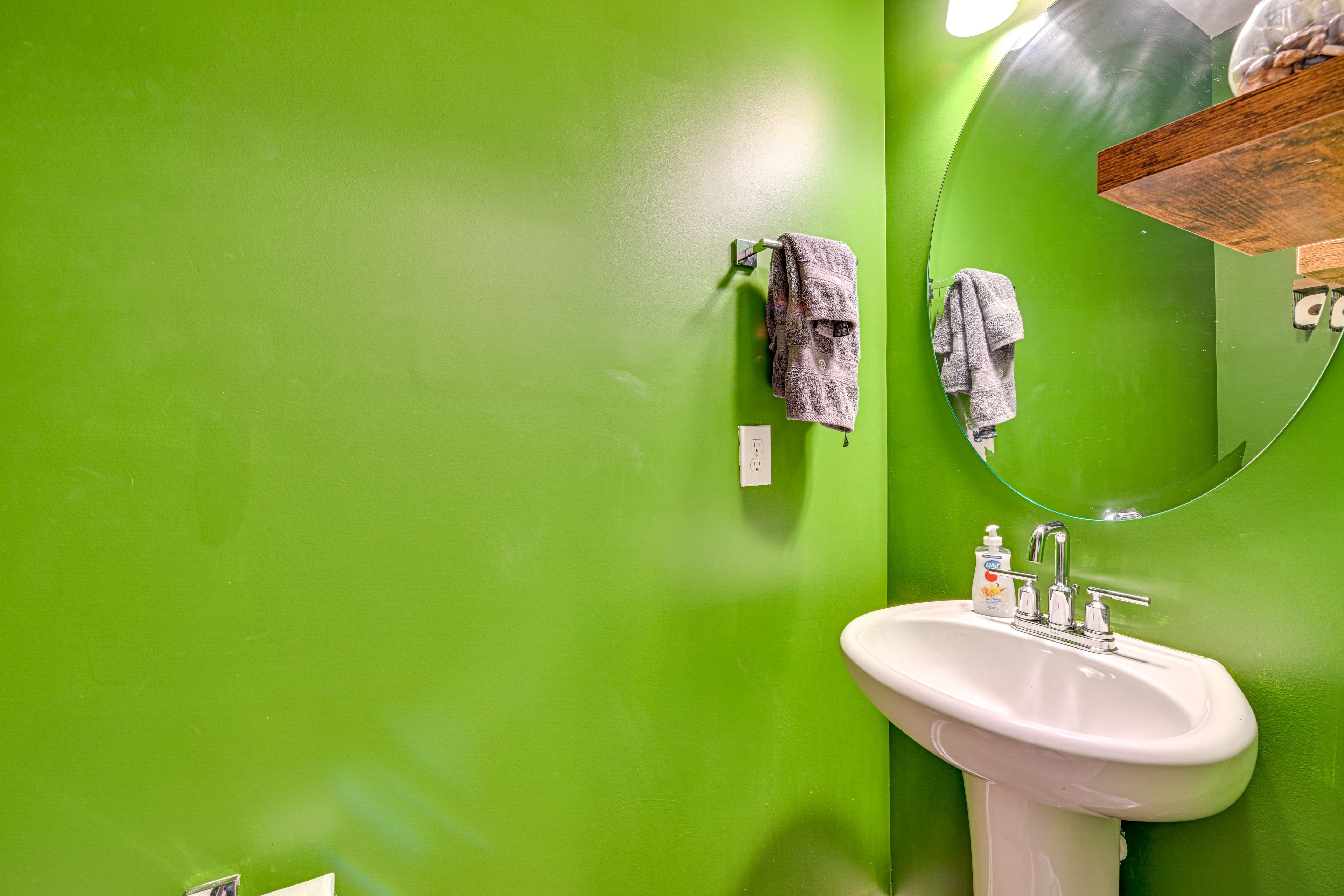 Half Bathroom | 1st Floor | Complimentary Toiletries | Towels Provided