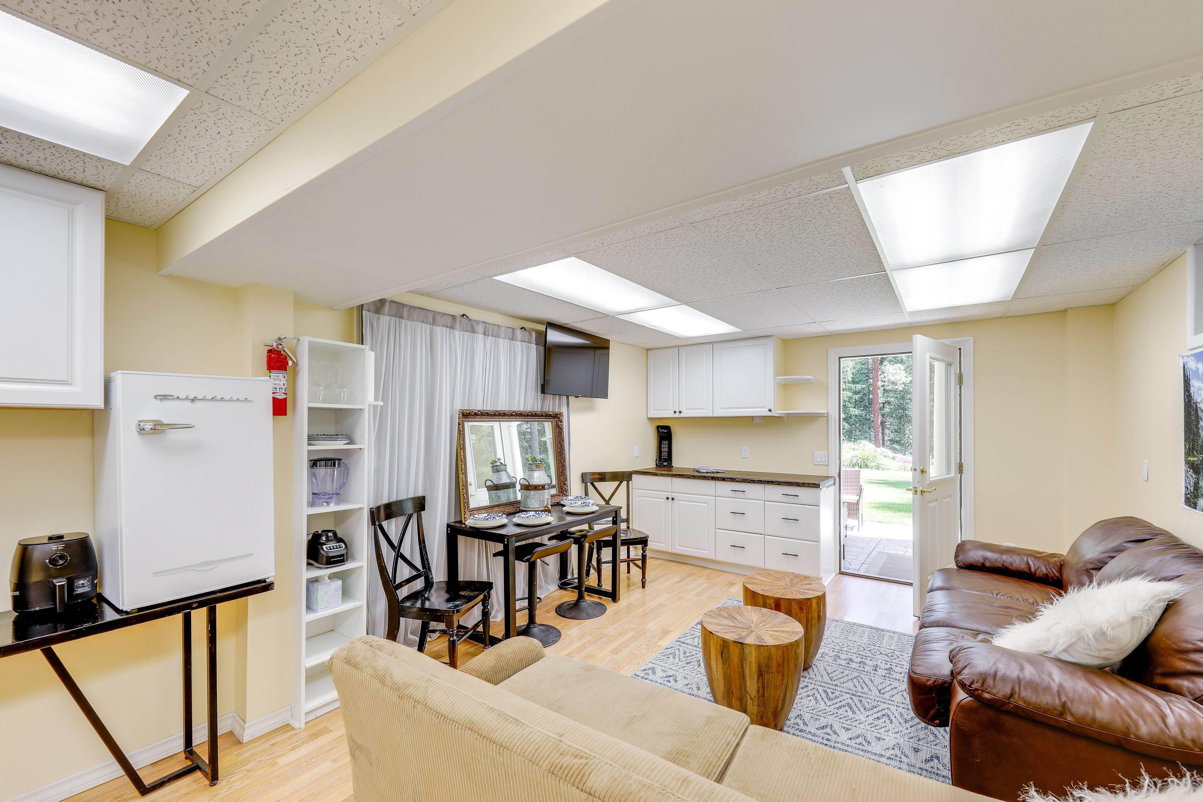 Kitchenette | Dining Area | Hot Plate | Air Fryer | Mini Fridge