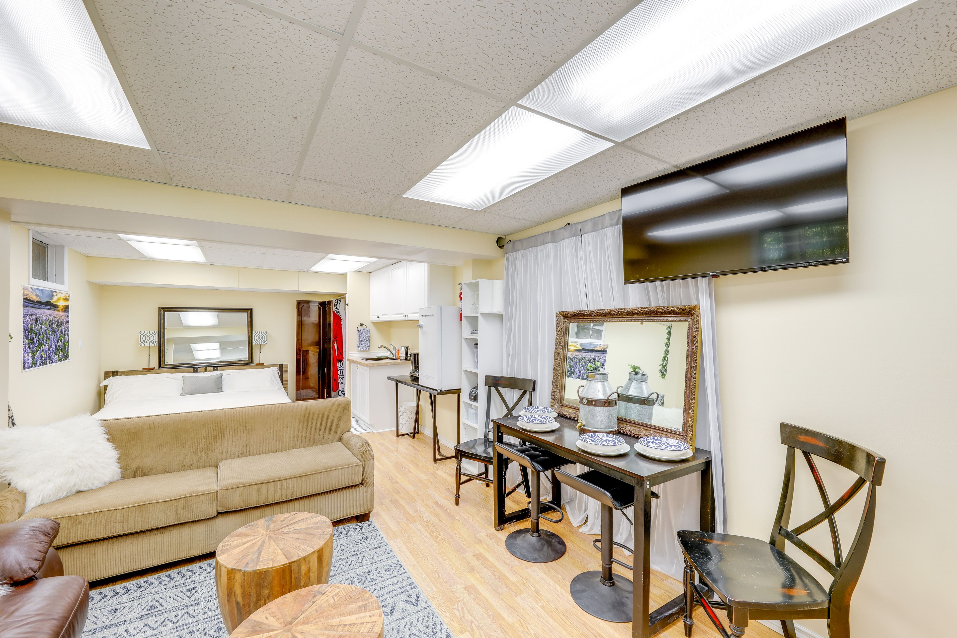 Studio | Queen Sleeper Sofa | Free WiFi | Smart TV | Single-Story Unit