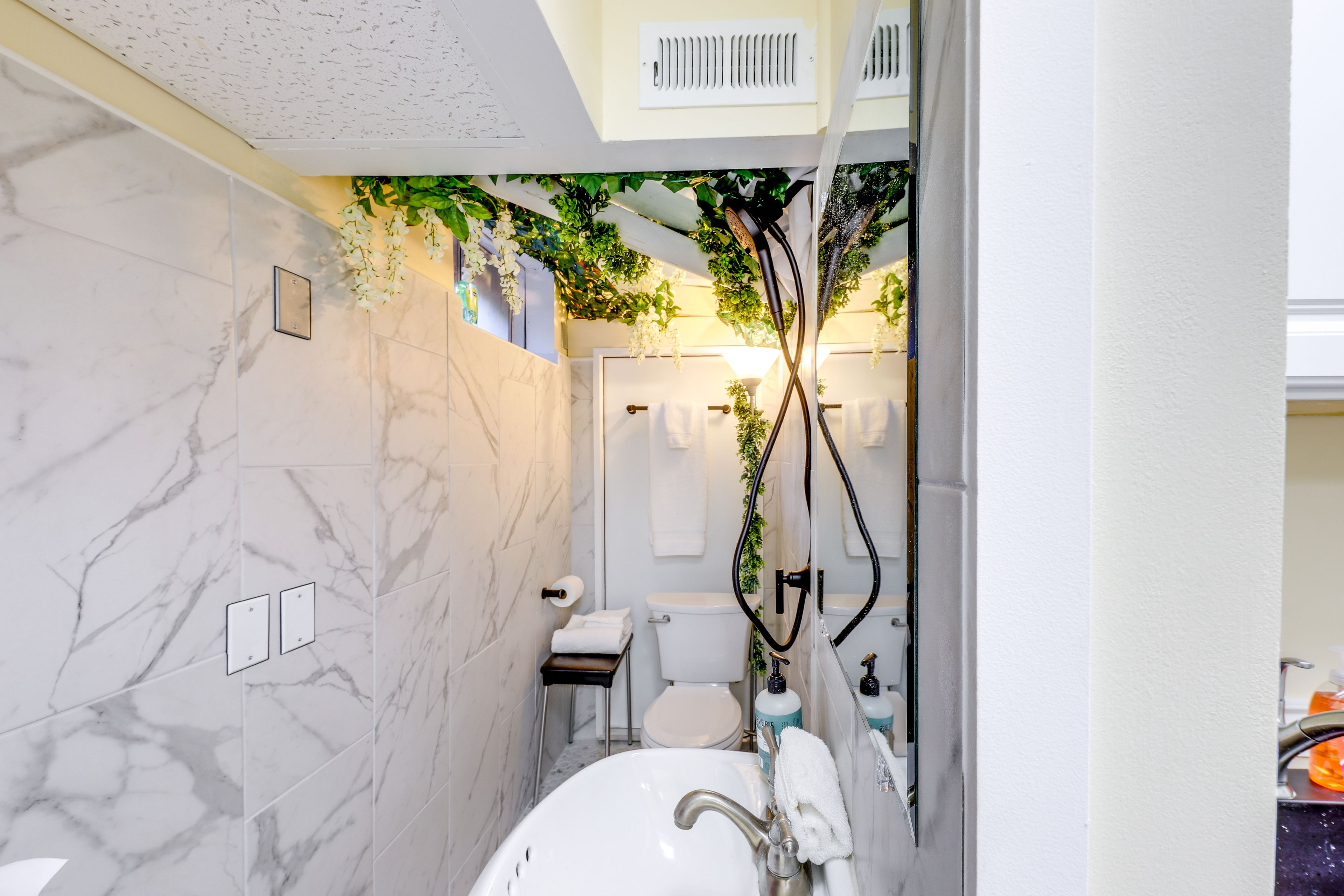 Full Bathroom | Towels & Linens Provided
