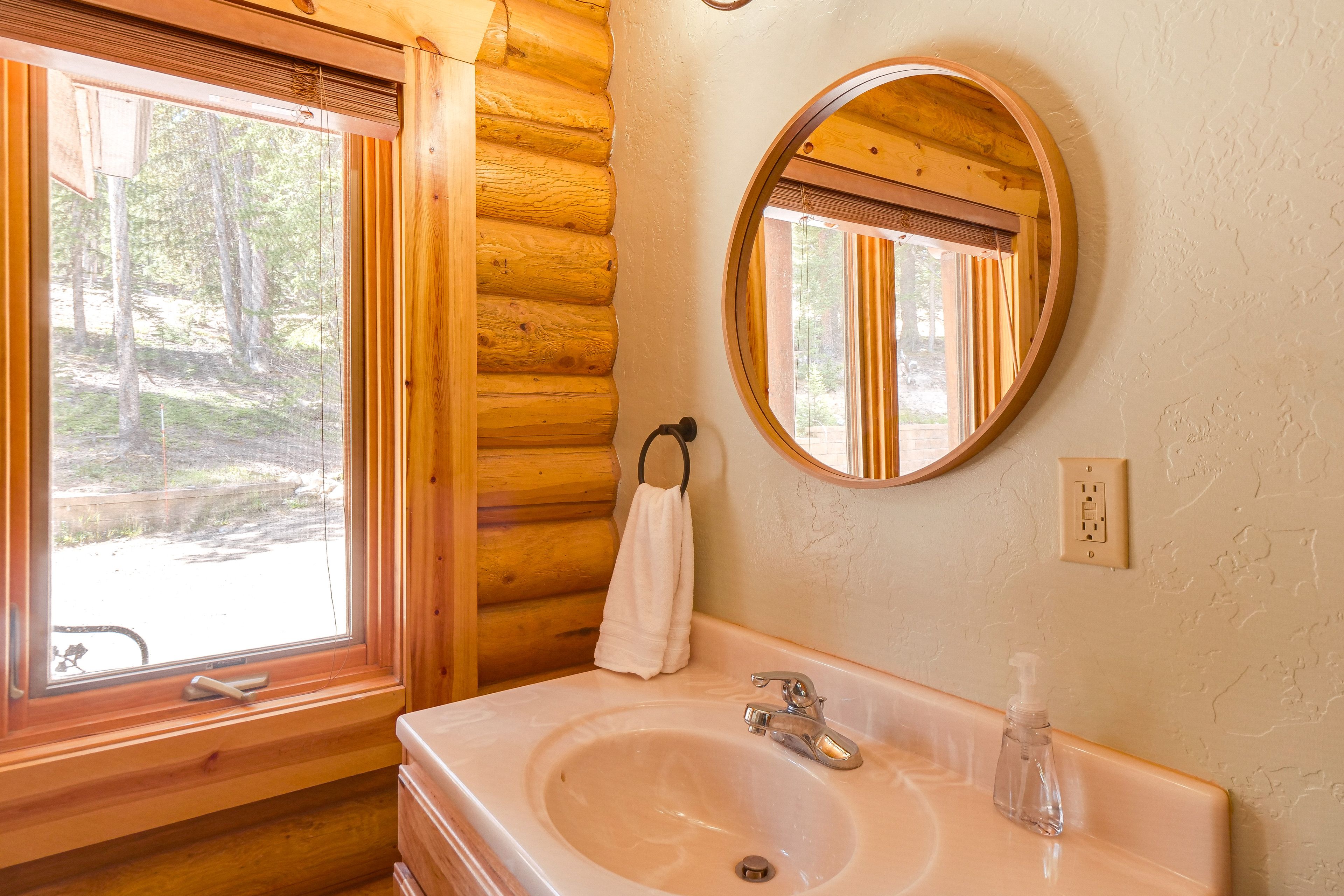 Full Bathroom | Towels Provided | Entry Level