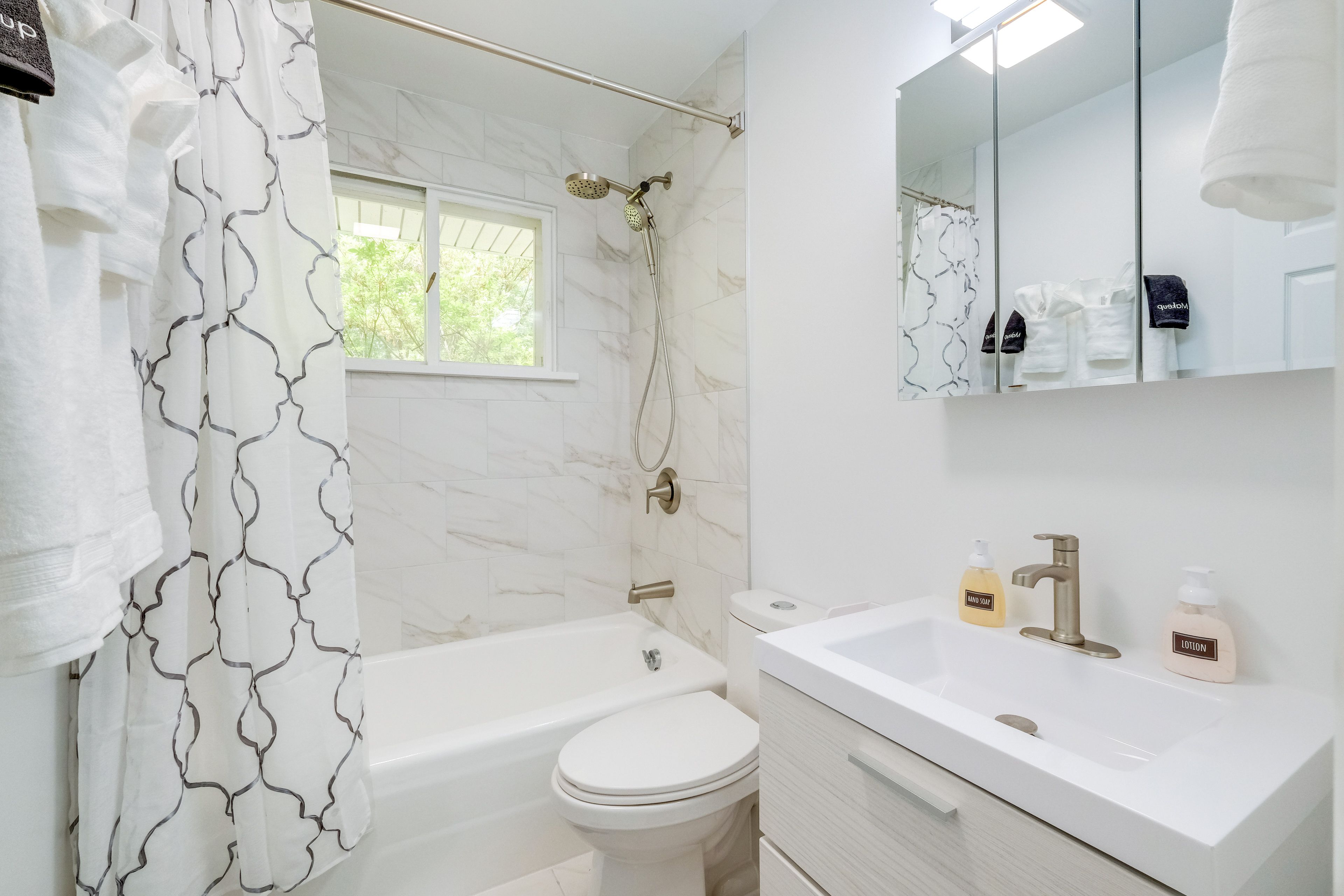 Full Bathroom | Towels Provided