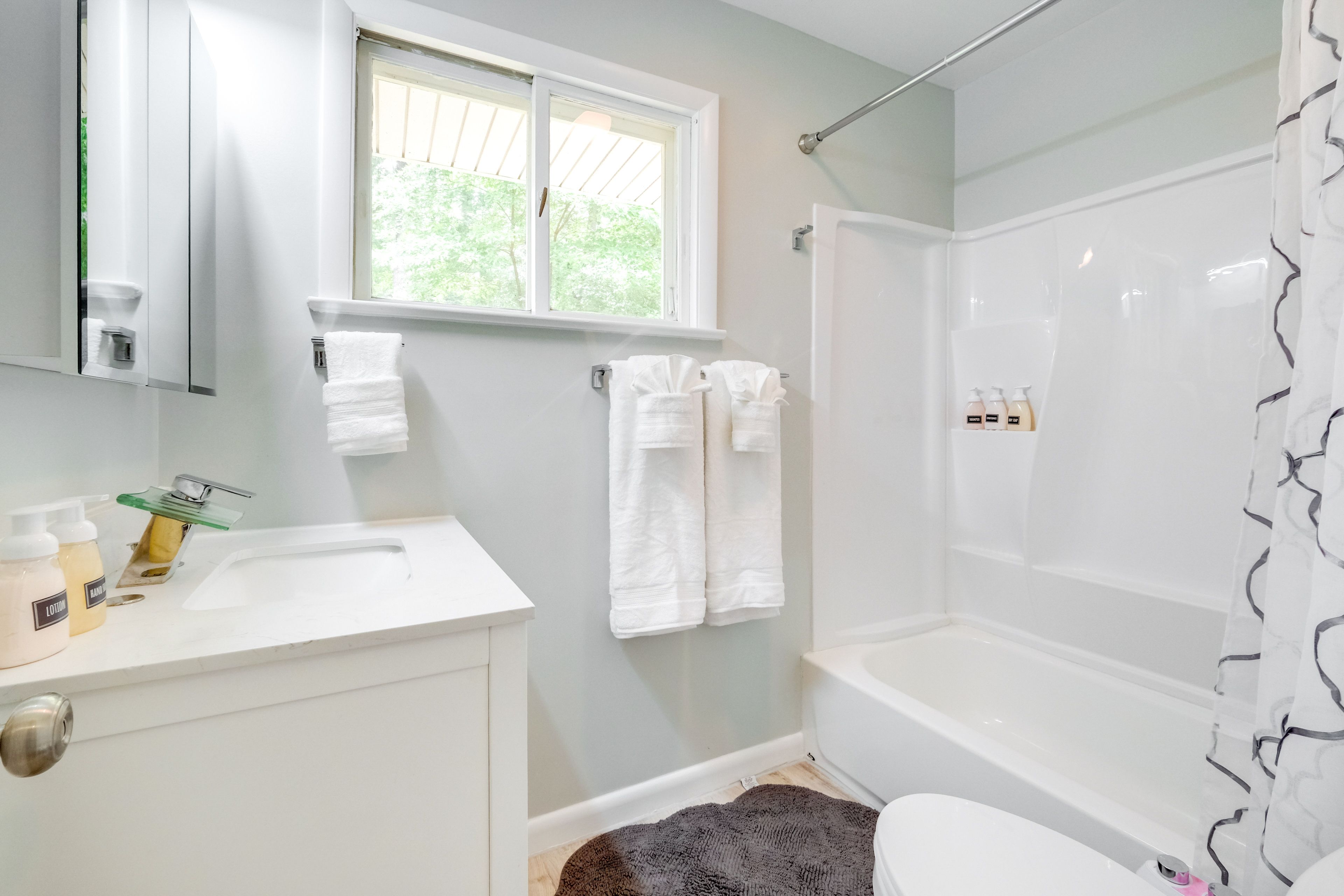 Full Bathroom | Complimentary Toiletries