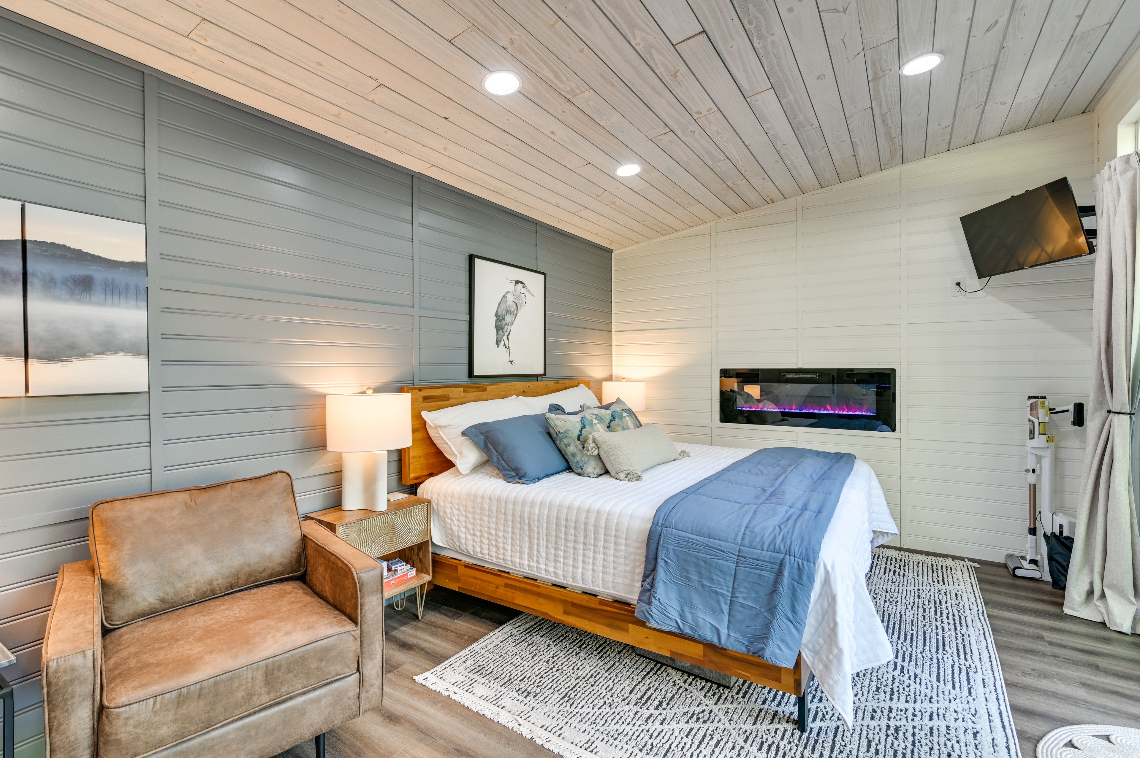 Studio | King Bed | Linens Provided | Smart TV