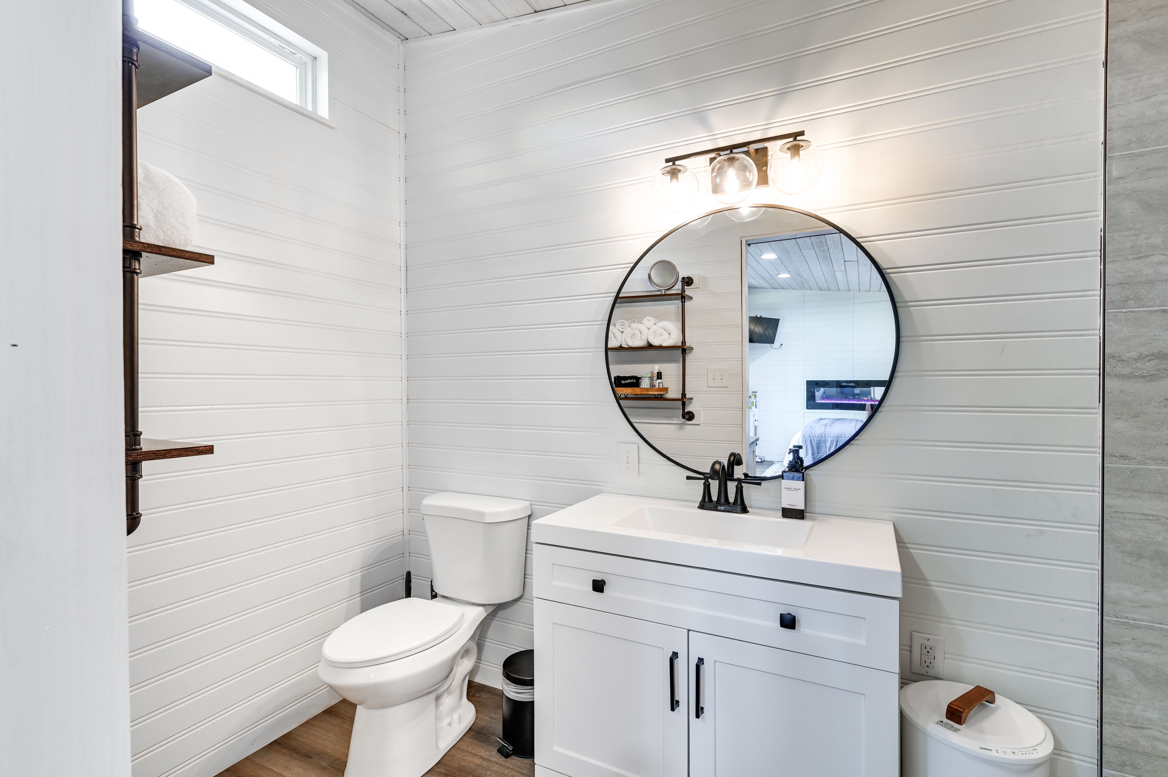 Full Bathroom | Towels Provided