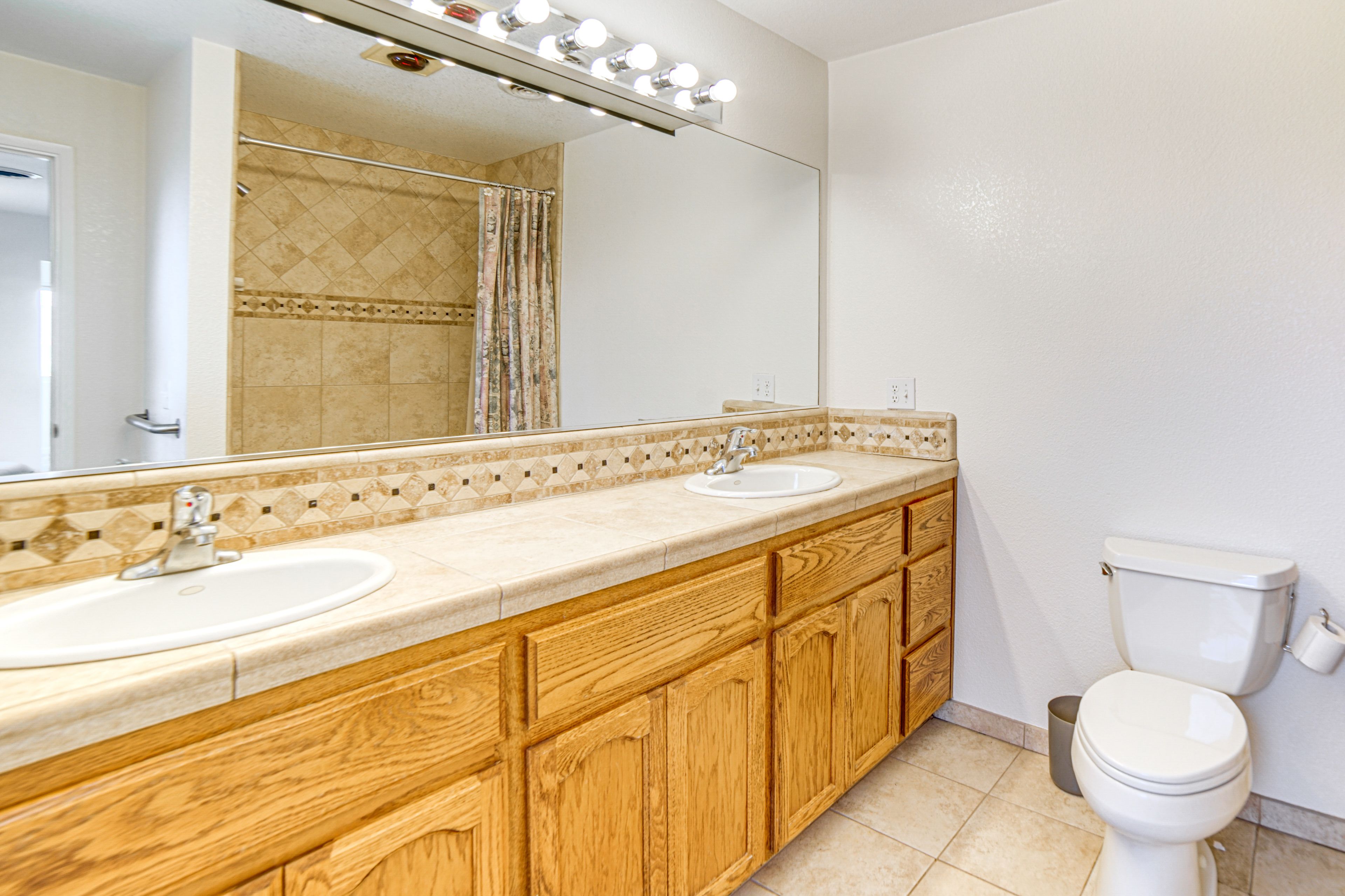 Full Bathroom | Towels Provided